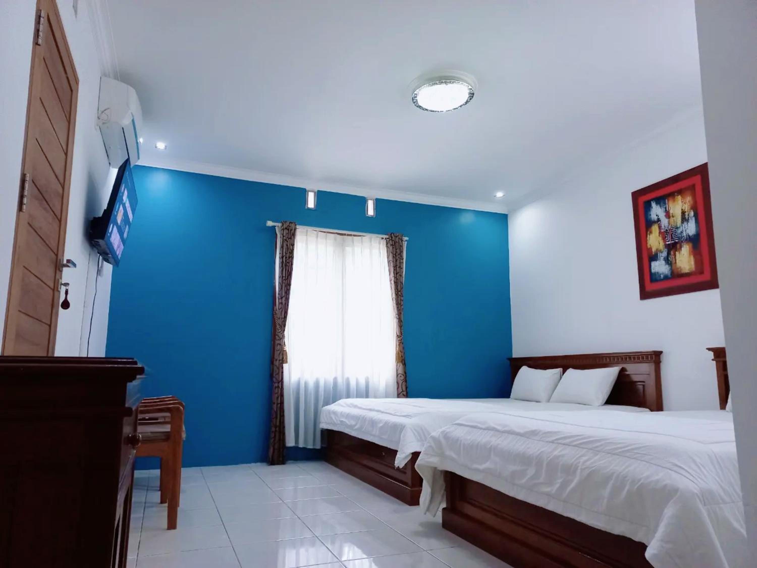 Five-Bedroom House - Photo 7