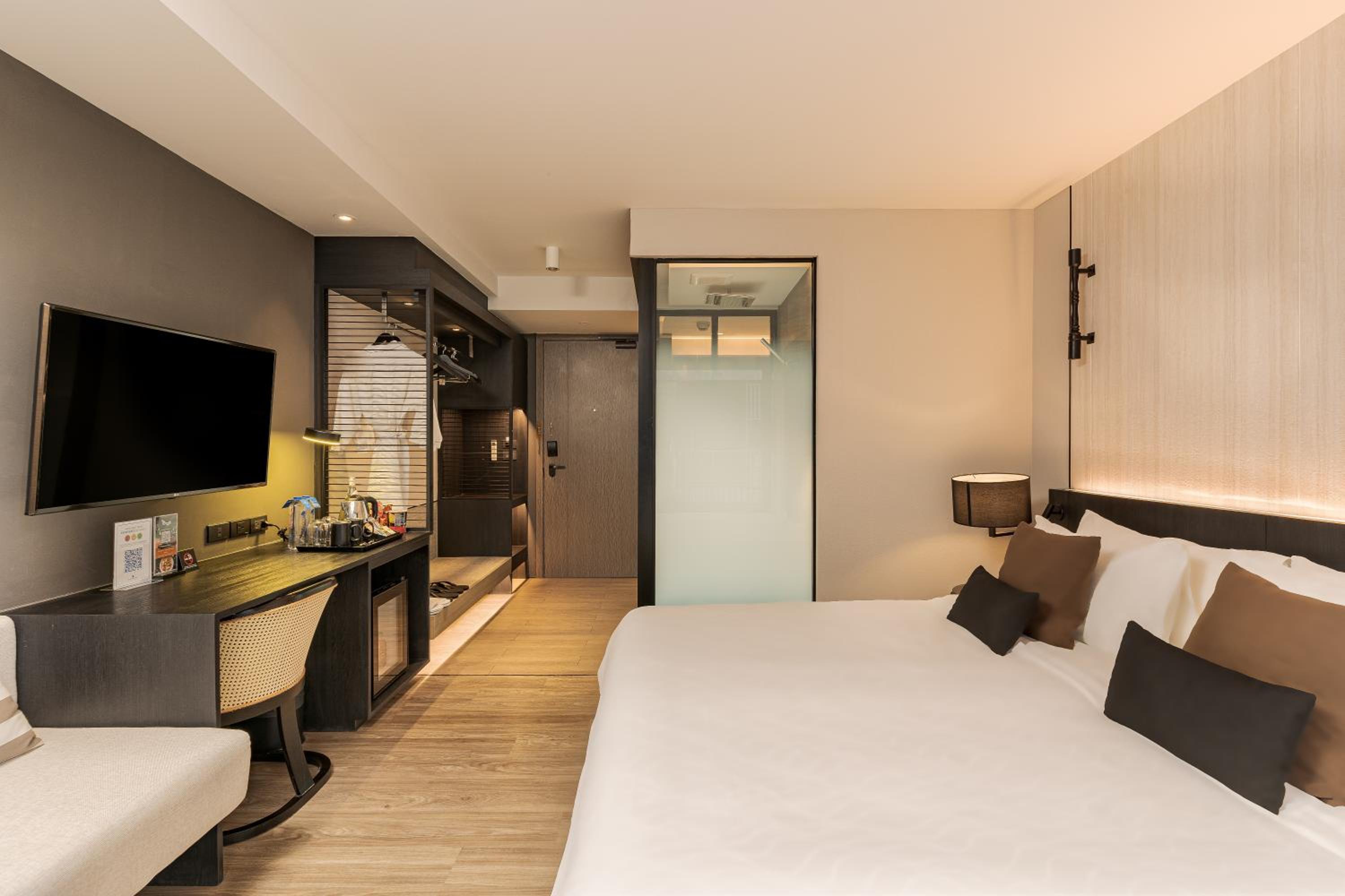 Deluxe King Room - Photo 8