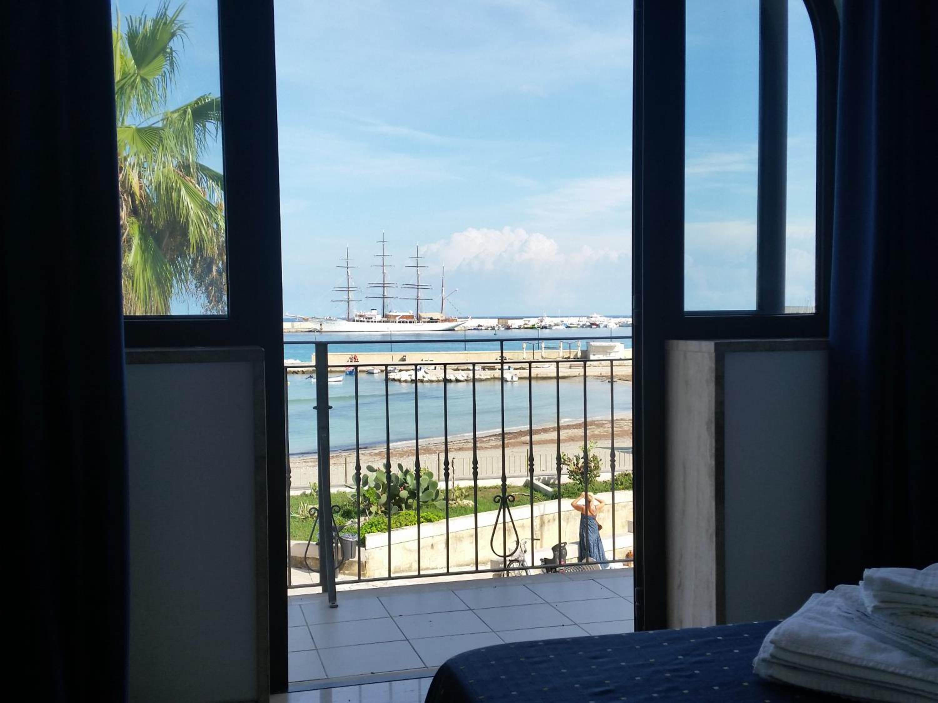 Deluxe Double Room with Balcony and Sea View photo 2