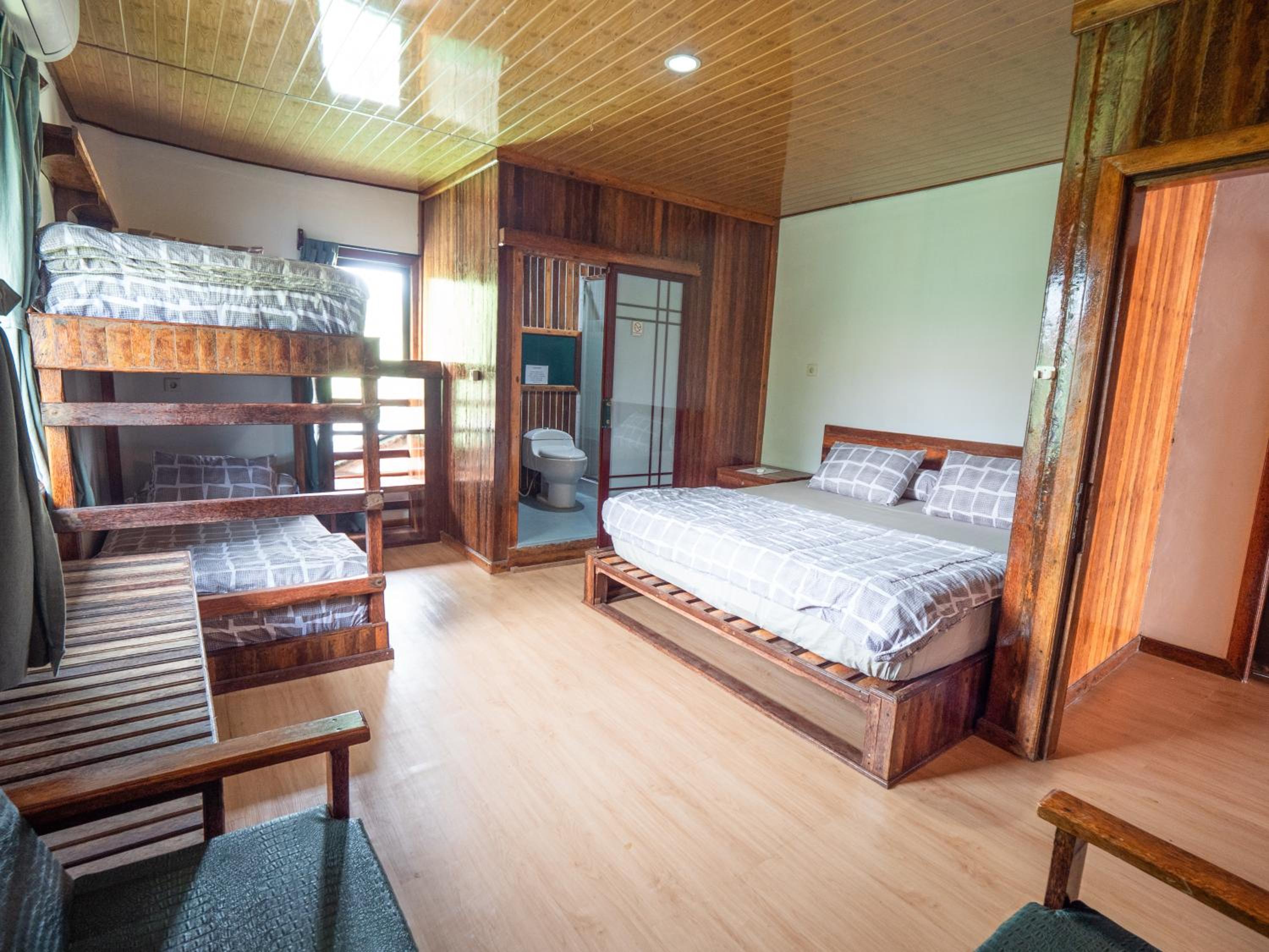 Family Room with Private Bathroom photo 1