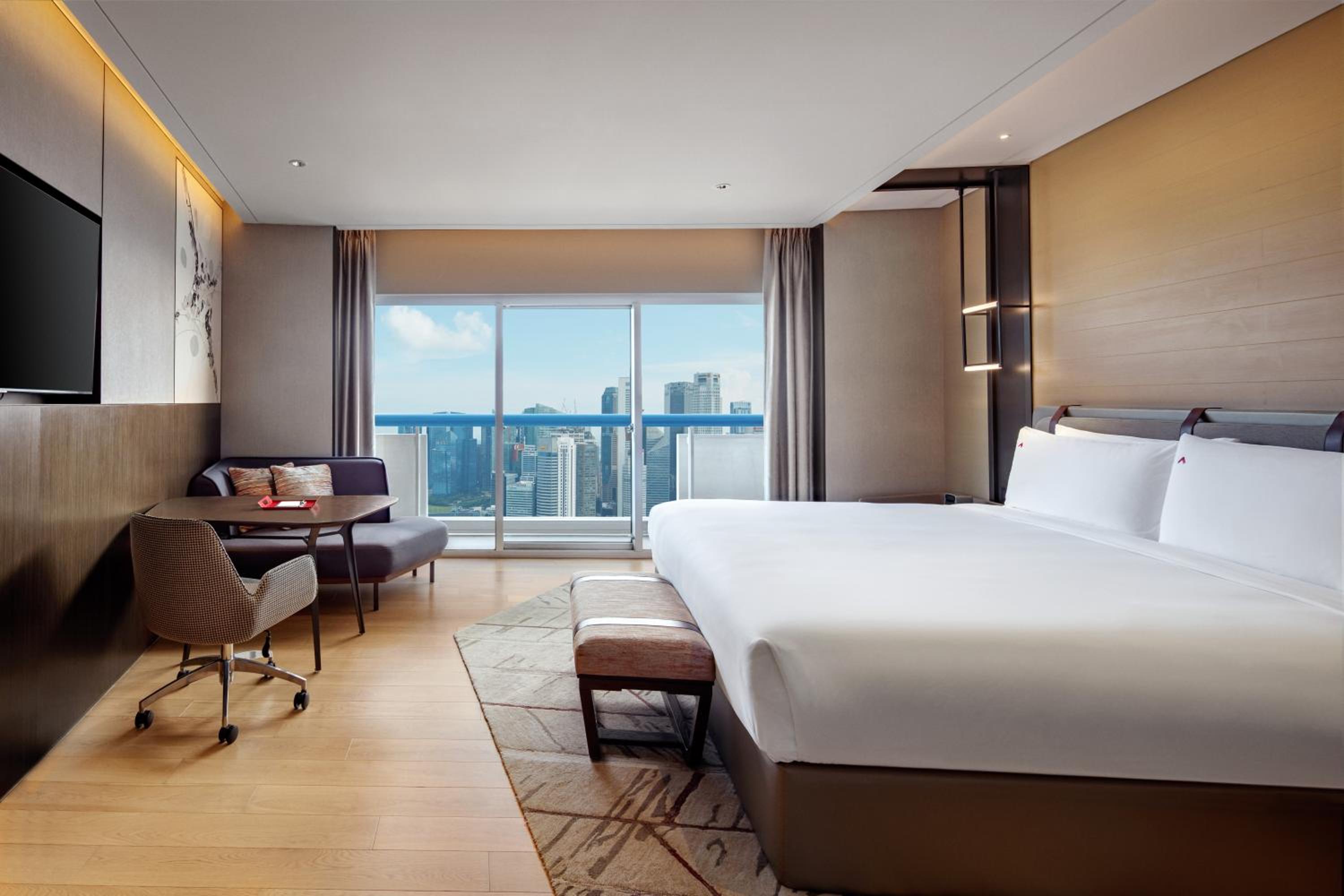 Executive, 1 King, L65 Lounge Access, High Floor, Balcony, City View thumbnail 6
