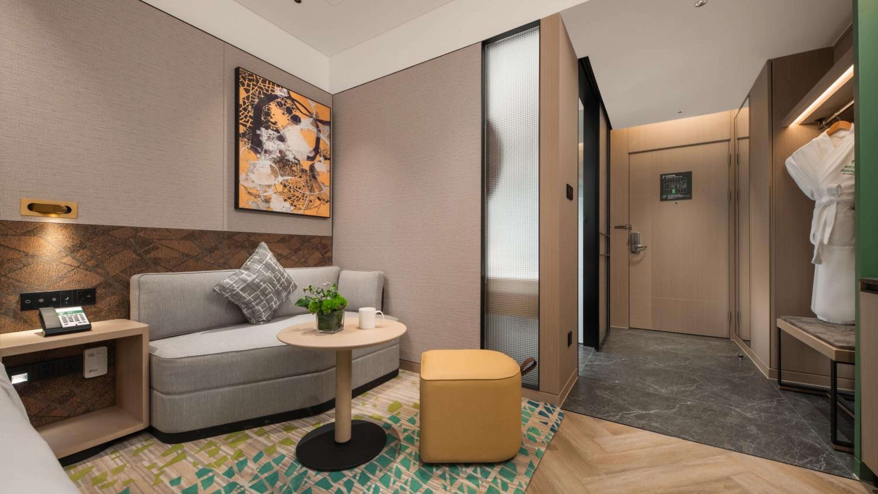 Standard King Room - High Floor photo 3