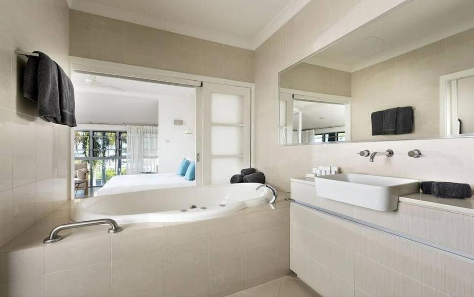 Deluxe Suite with Spa Bath photo 2
