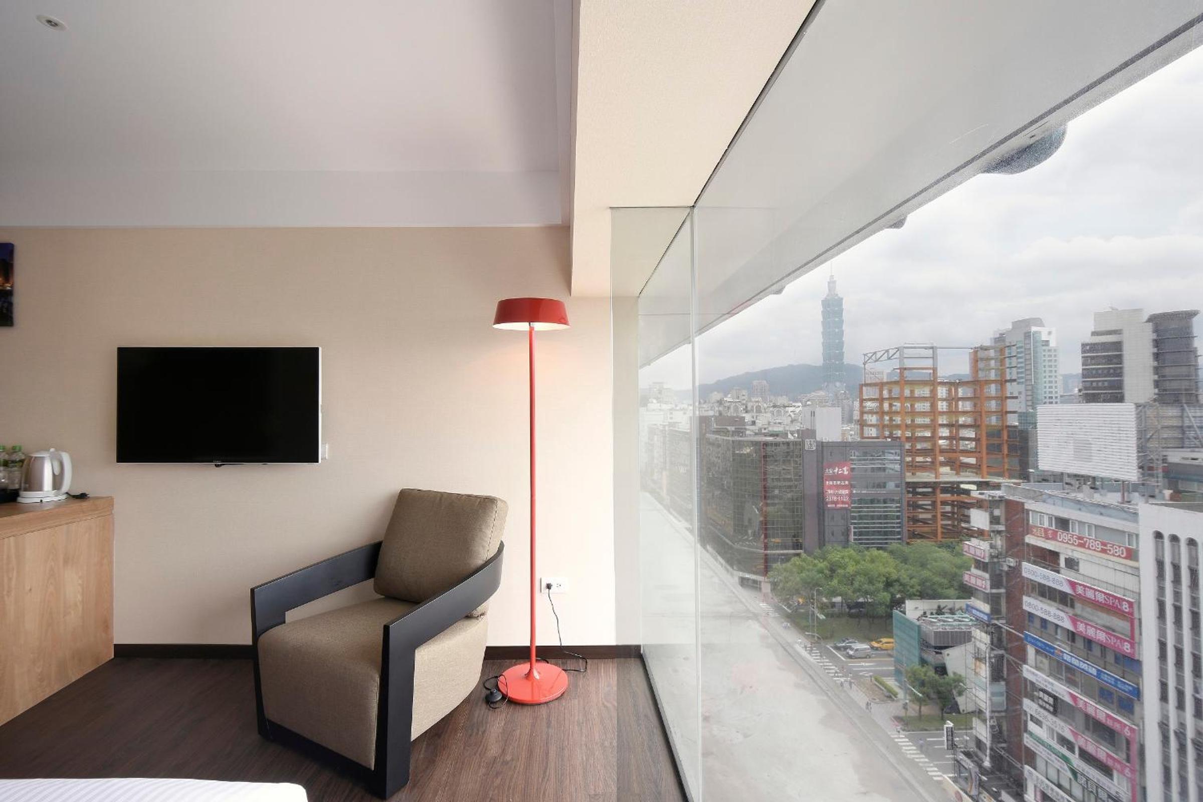 Deluxe Double Room with Taipei 101 View photo 2