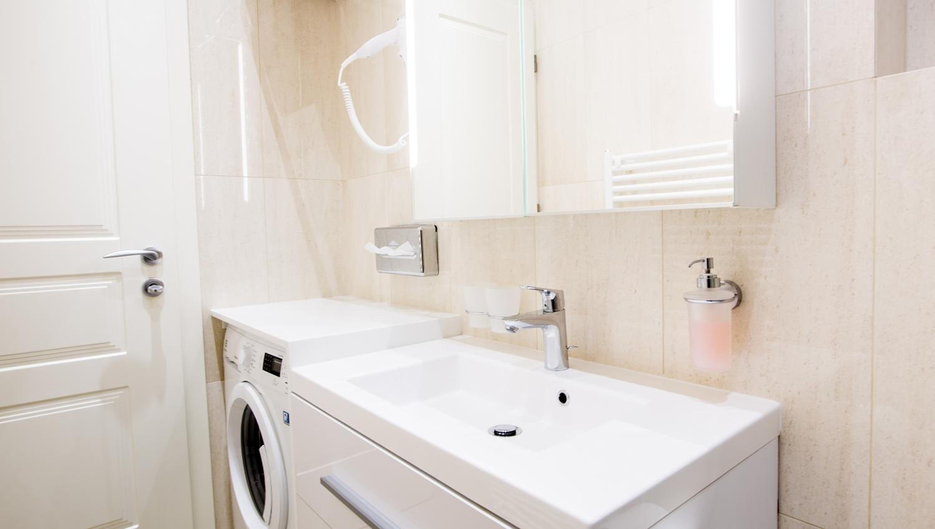 Double Room with Private Bathroom - Photo 11