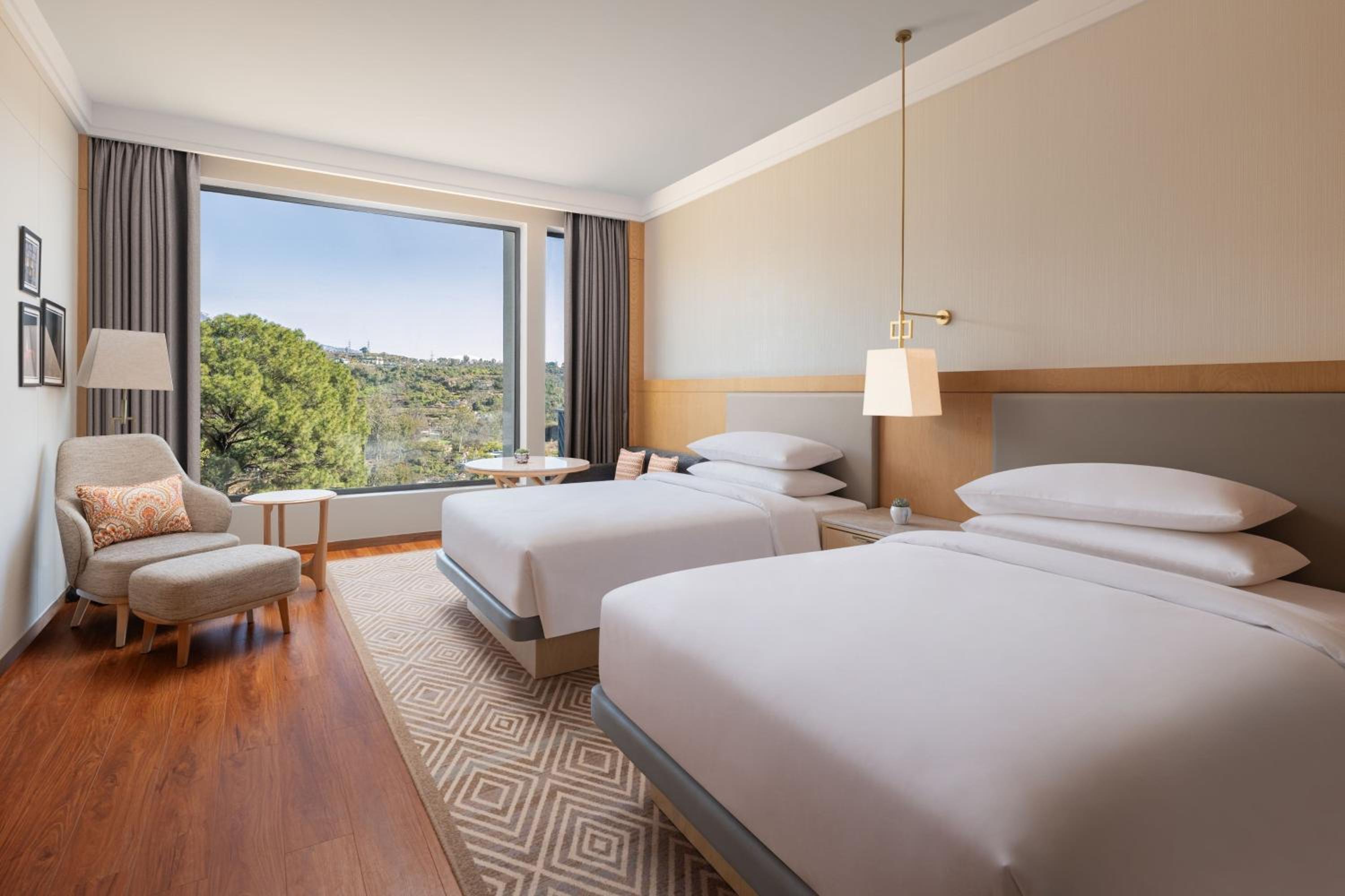 Deluxe, Deluxe Guest room, 2 Twins, Shrine view - Photo 4