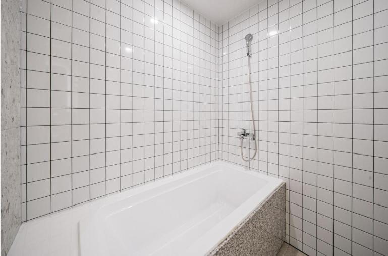 Premium Double Room with 2PC photo 3