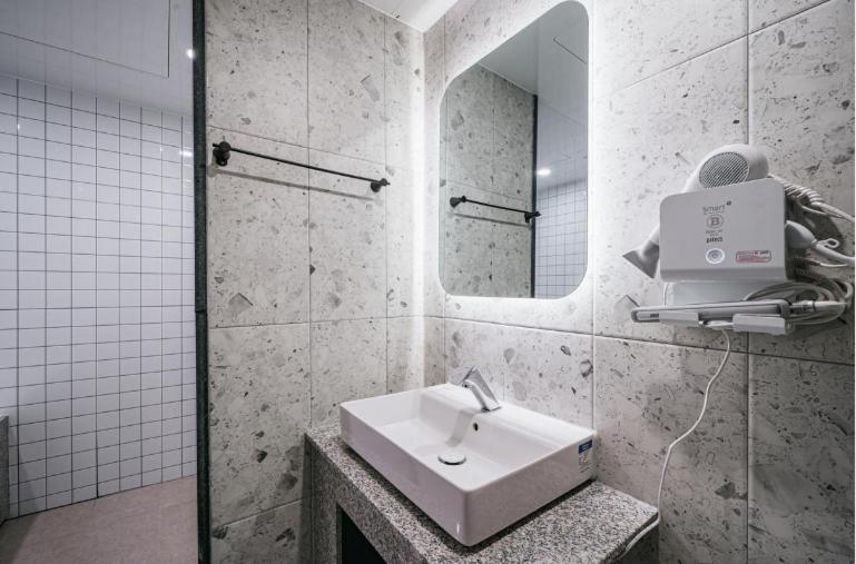 Premium Double Room with 2PC photo 2