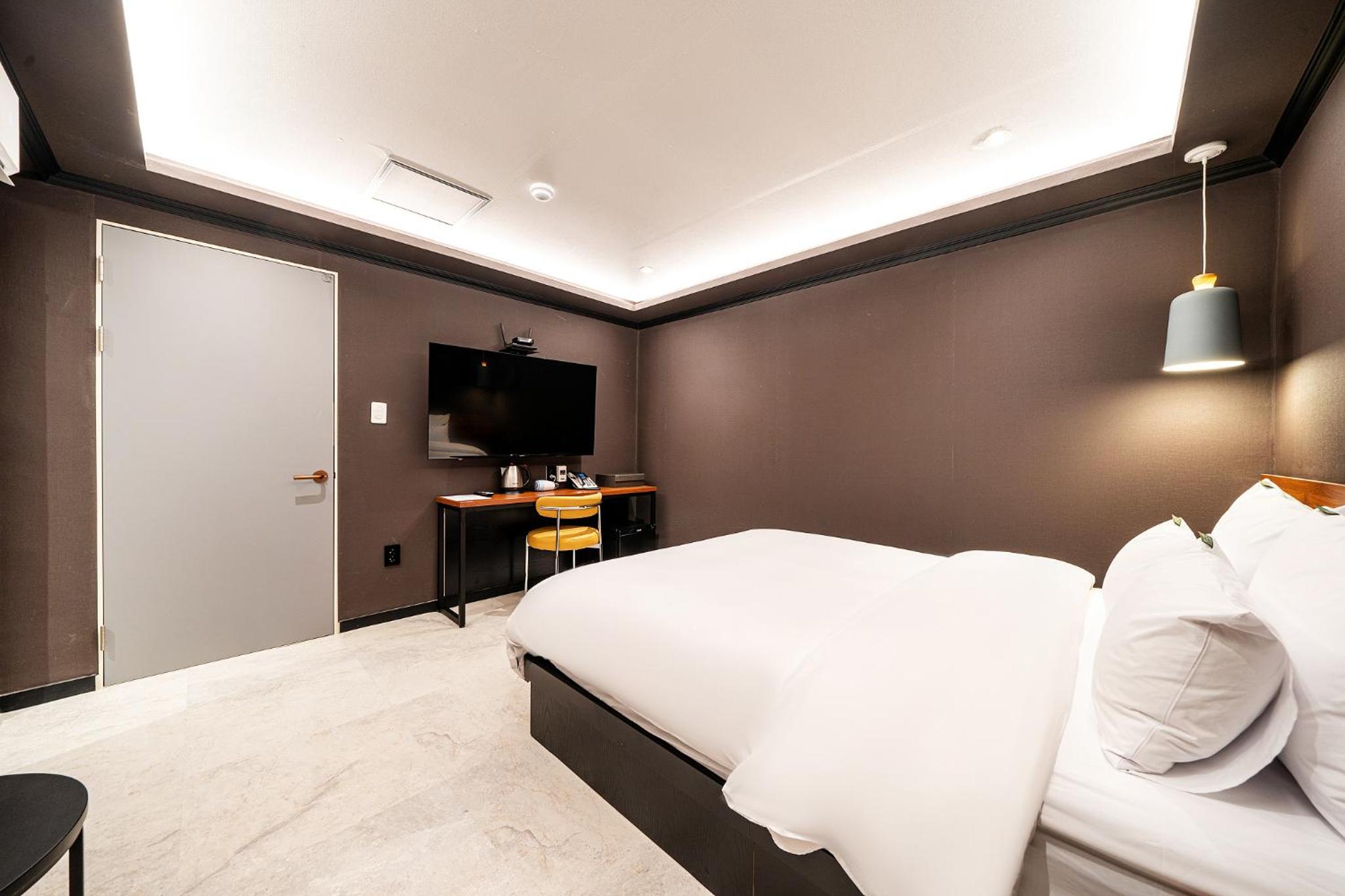 Standard Double Room - Photo 9