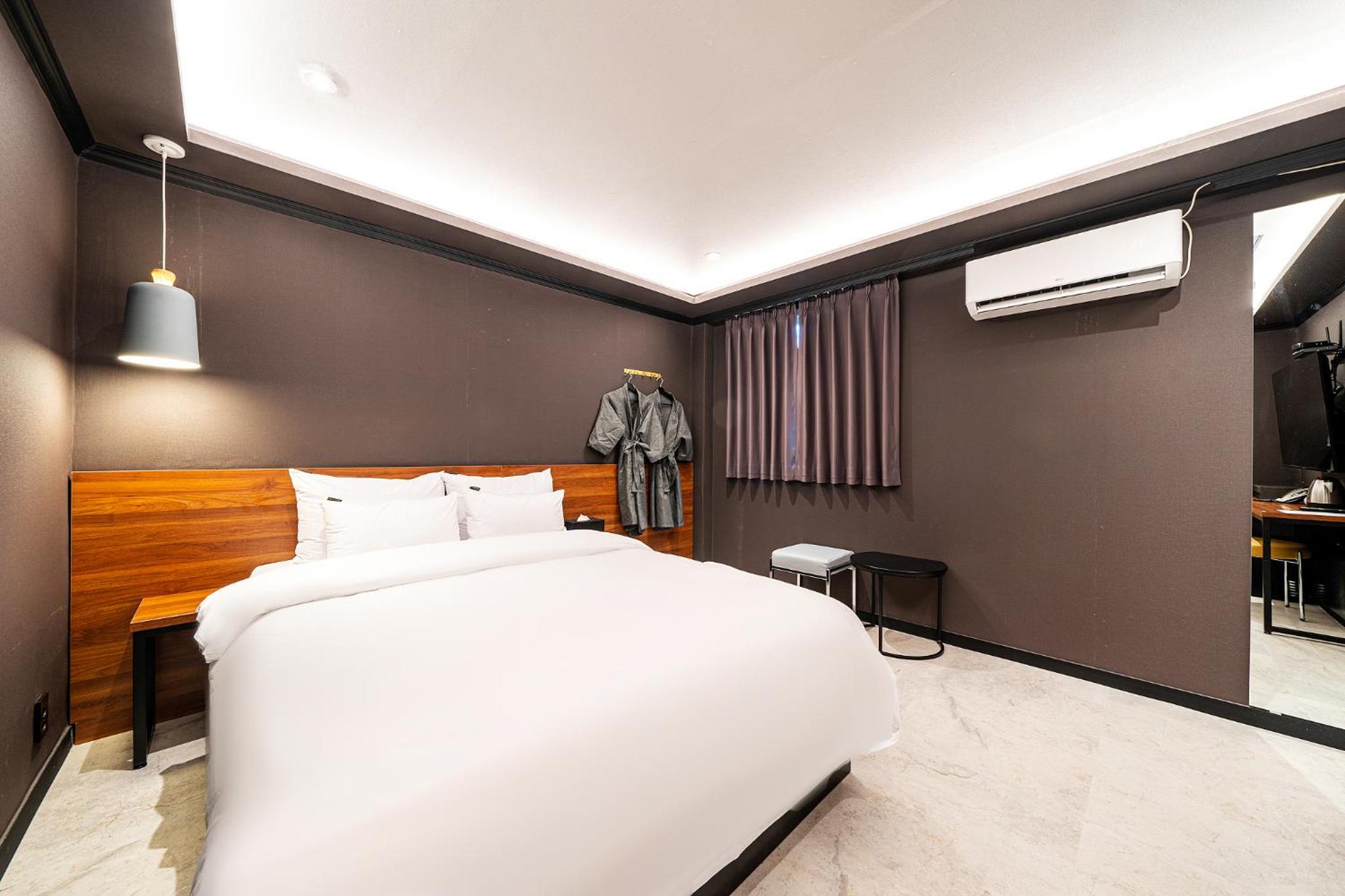 Standard Double Room - Photo 8
