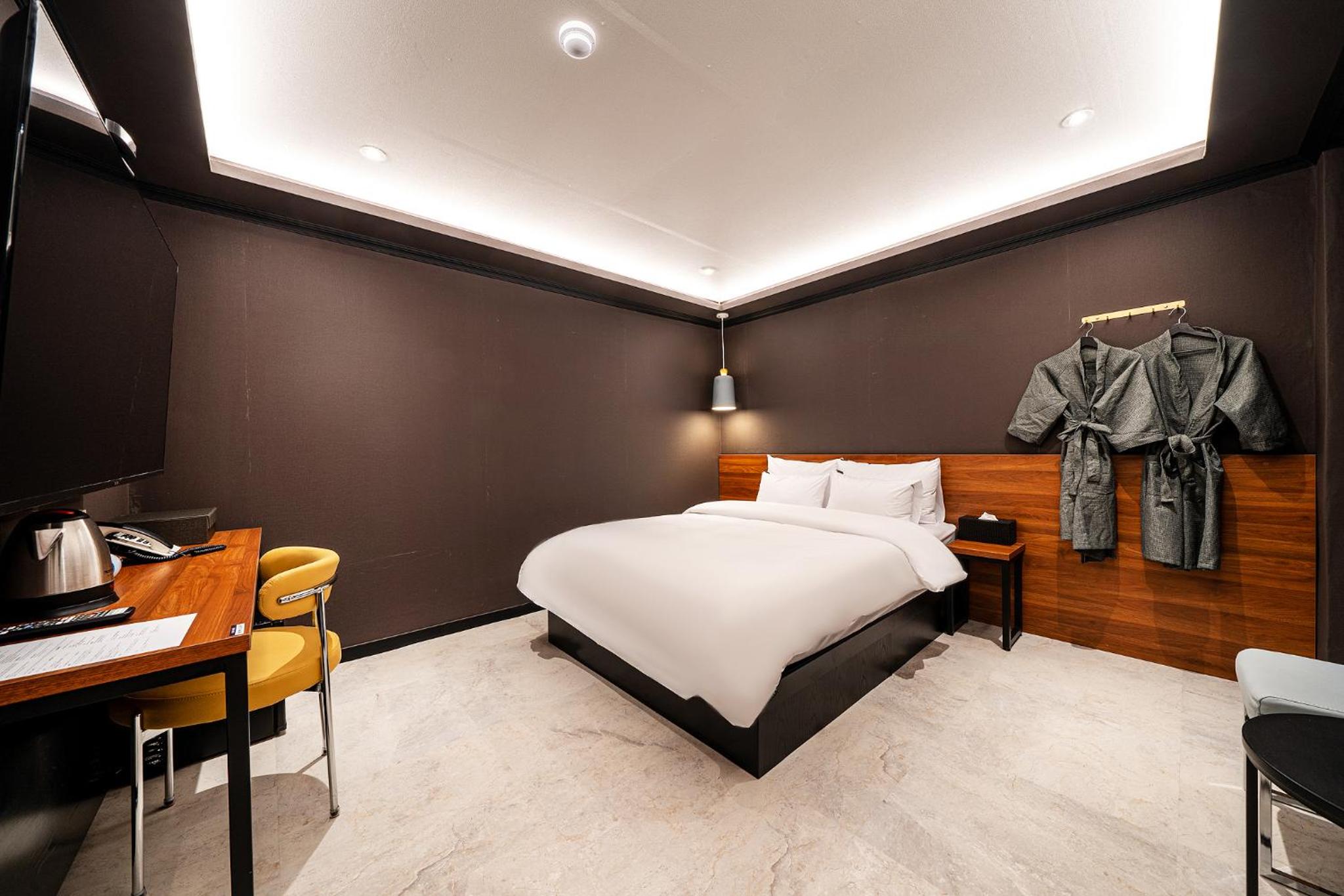 Standard Double Room - Photo 6