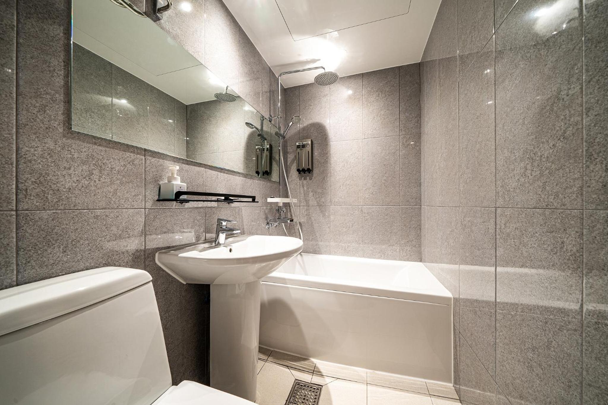 Standard Double Room - Photo 13