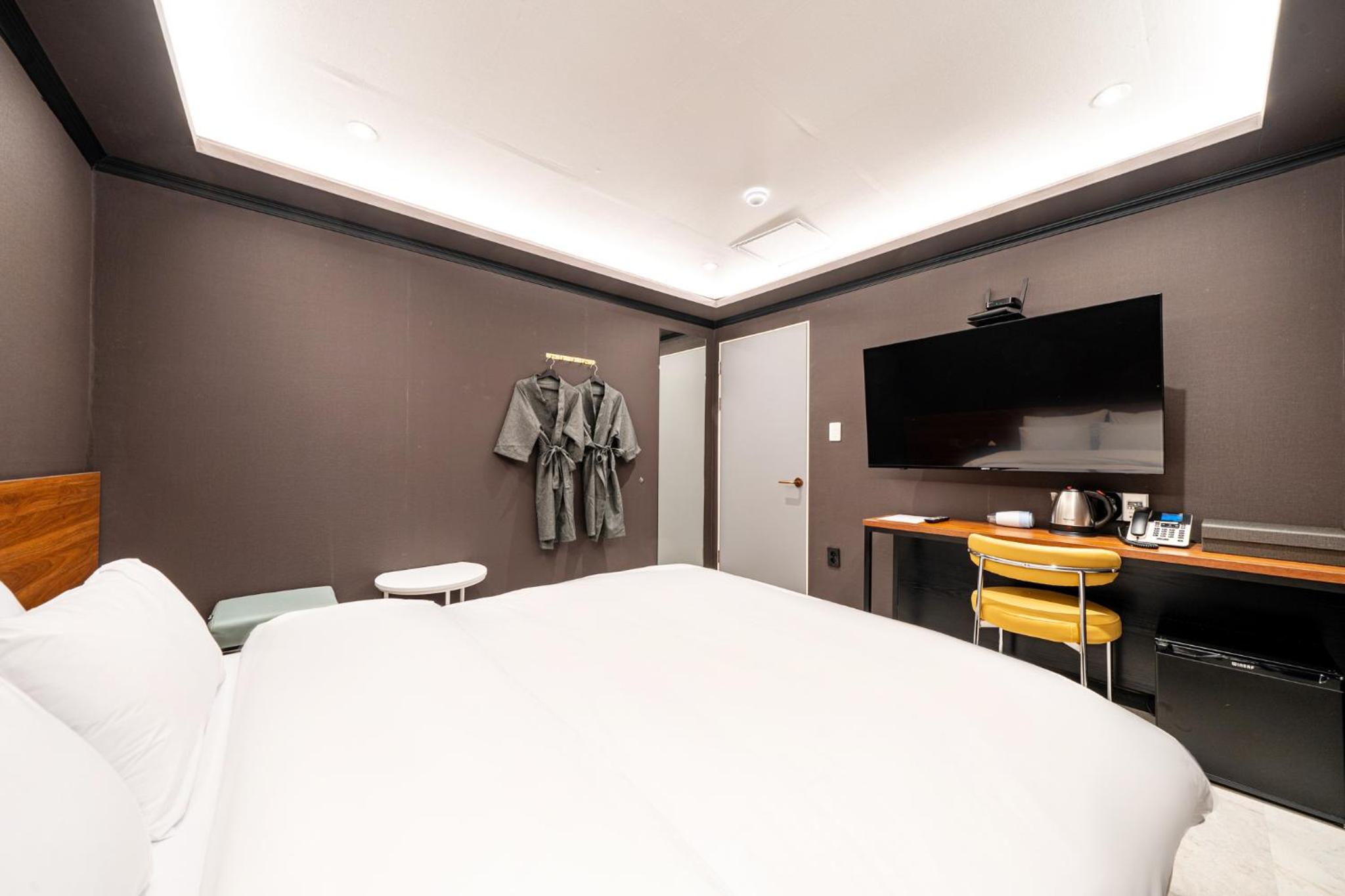 Standard Double Room - Photo 12