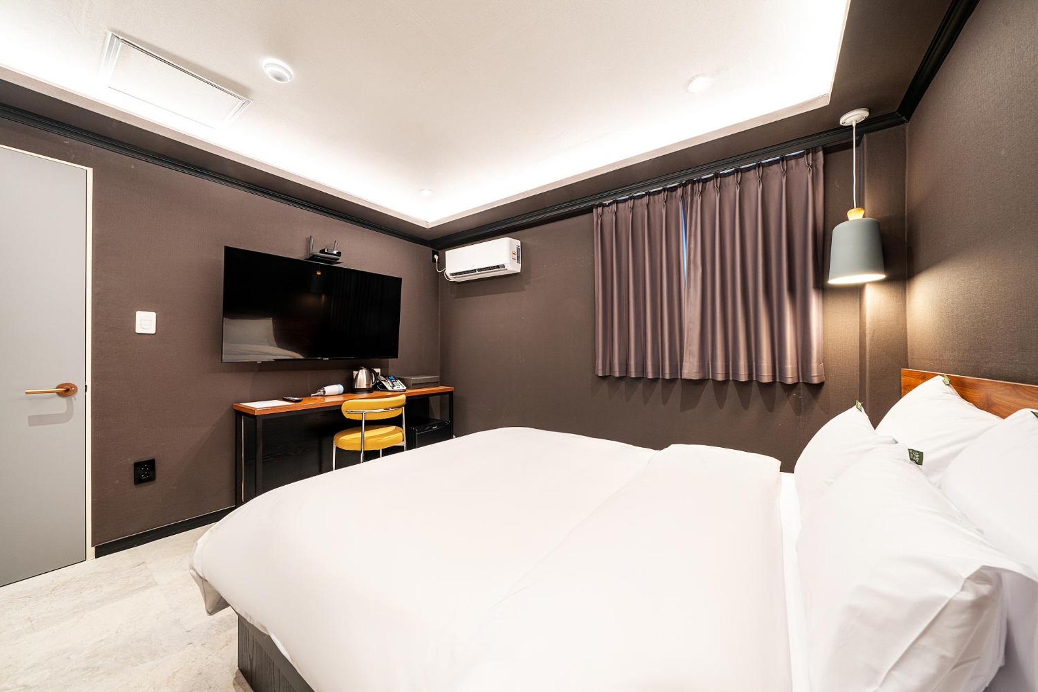 Standard Double Room - Photo 11