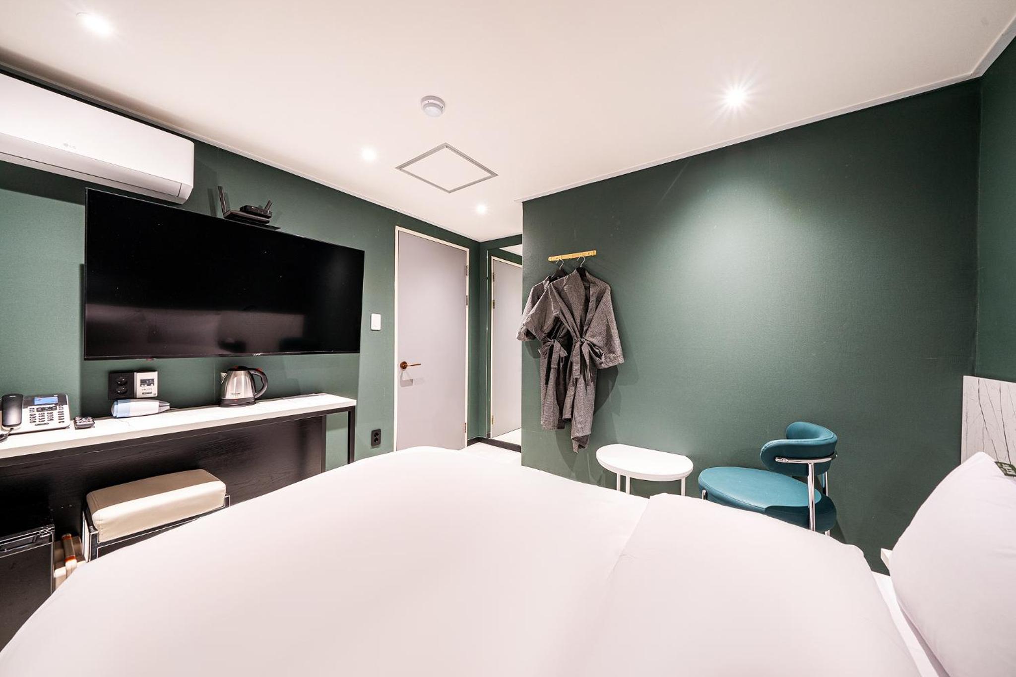 Standard Double Room - Photo 15