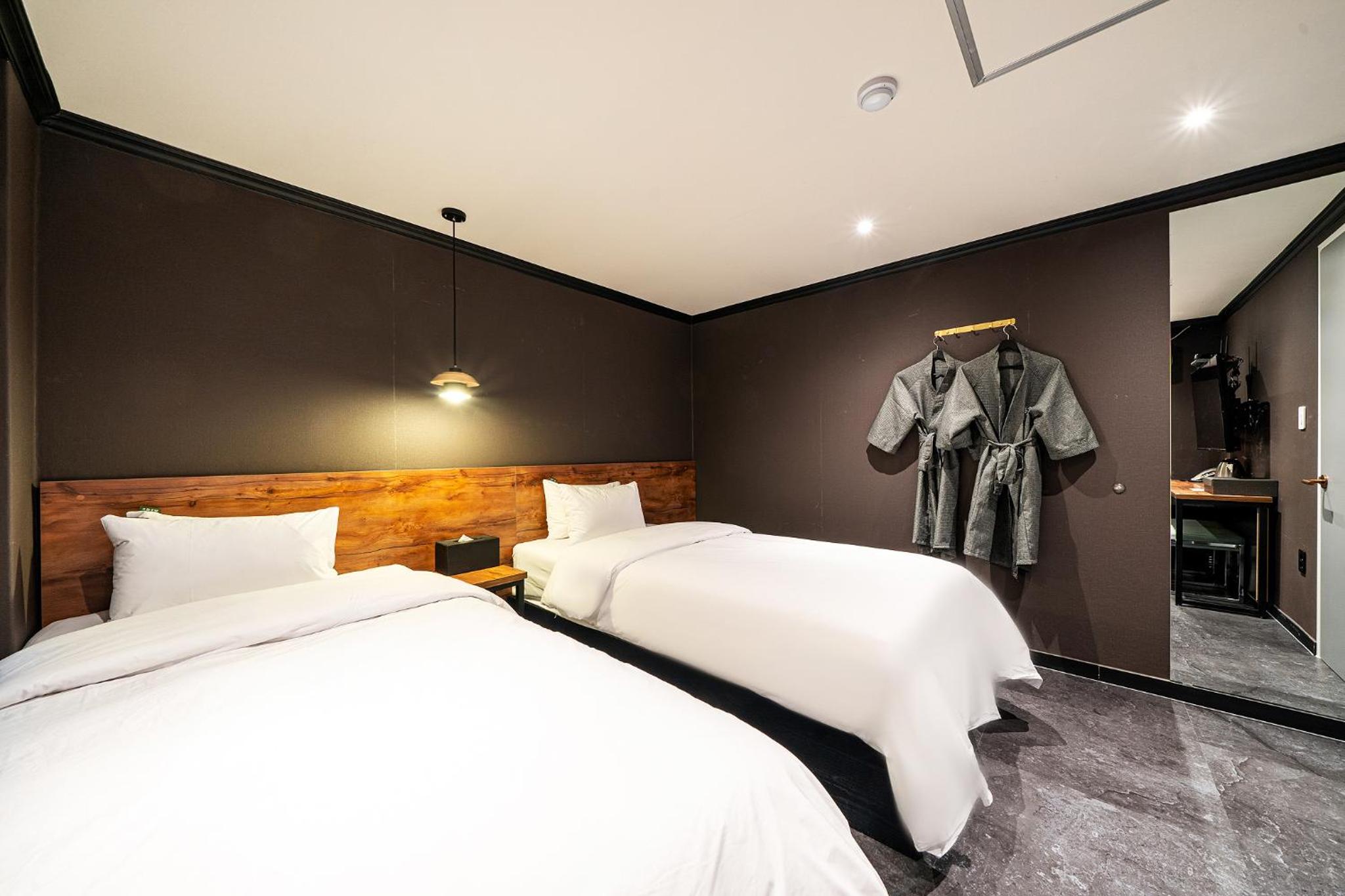 Standard Twin Room - Photo 2