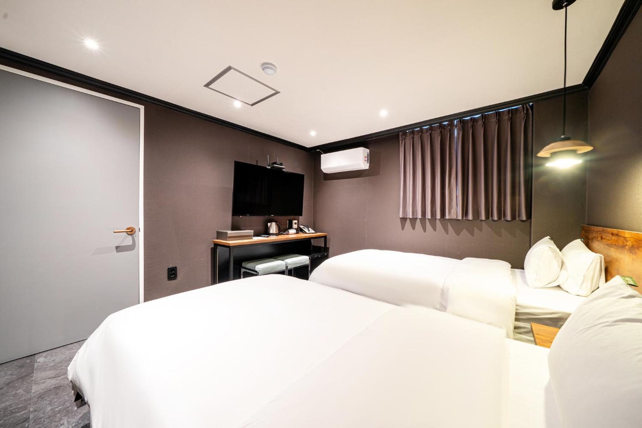 Standard Twin Room - Photo 8
