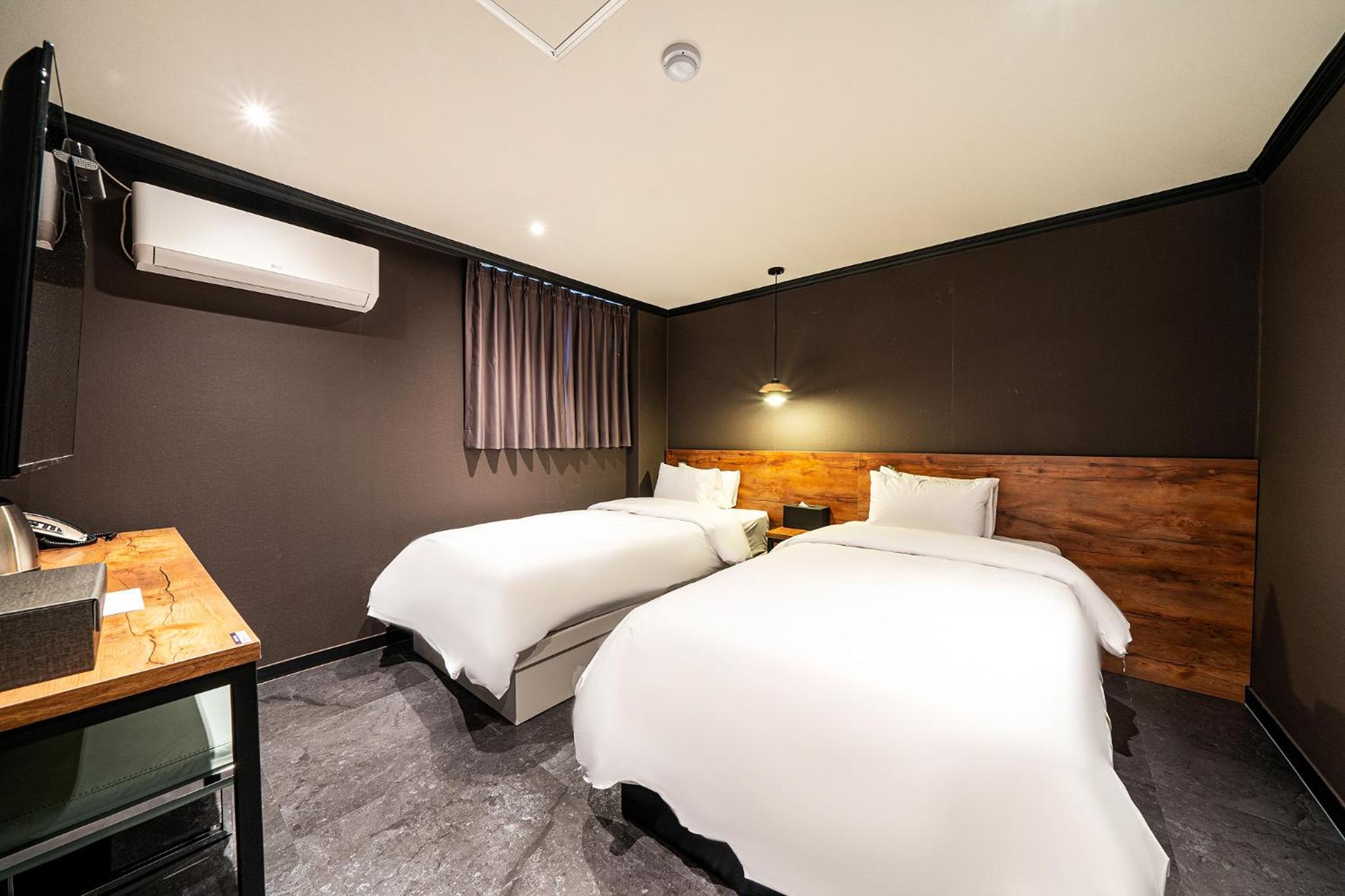 Standard Twin Room - Photo 9