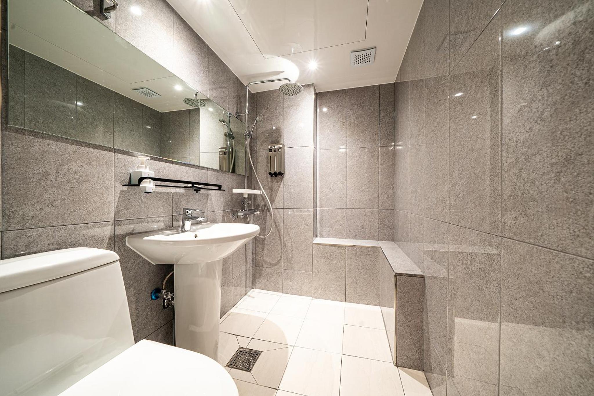 Standard Twin Room - Photo 7