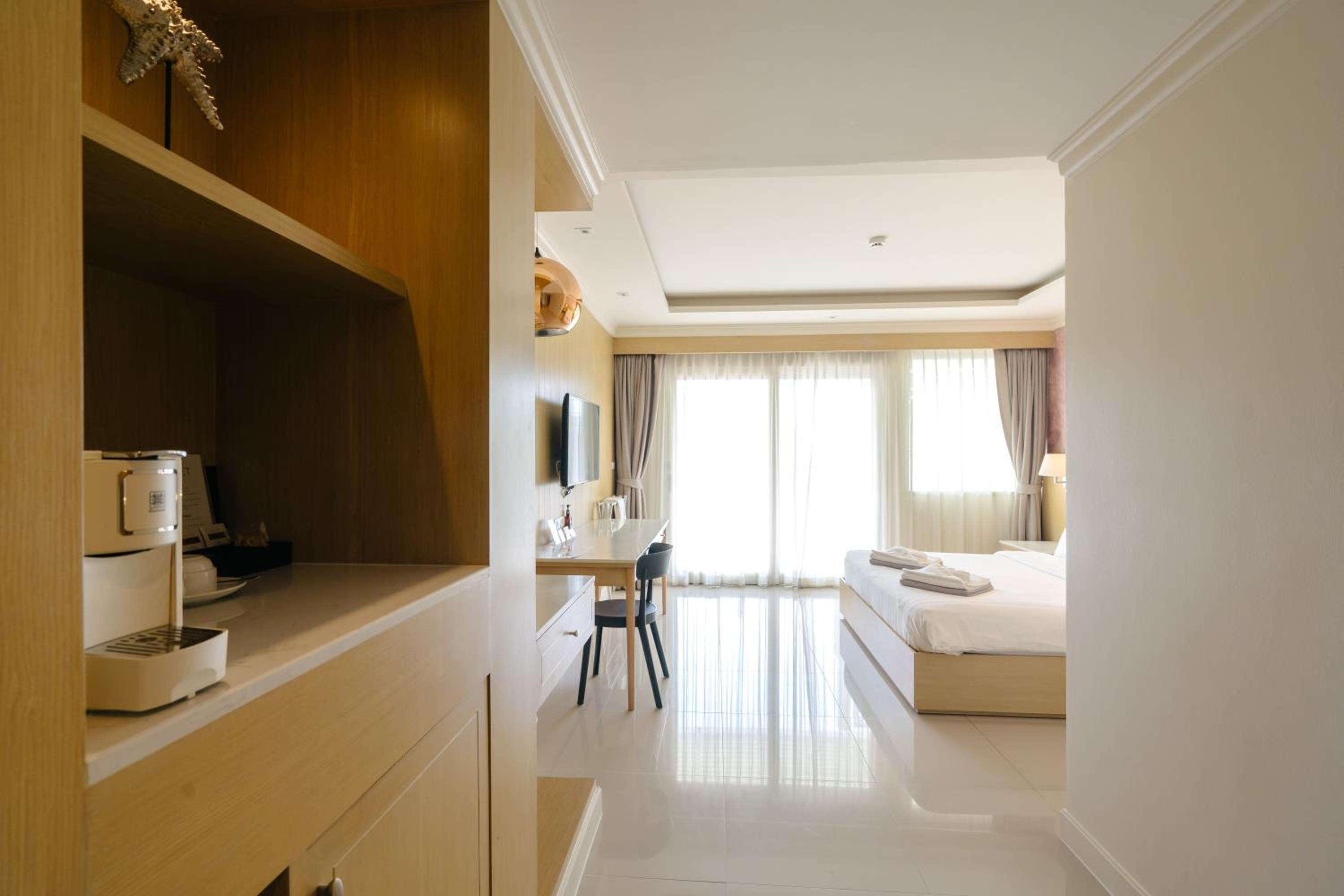 Deluxe Double Room with Spa Bath  - Photo 10