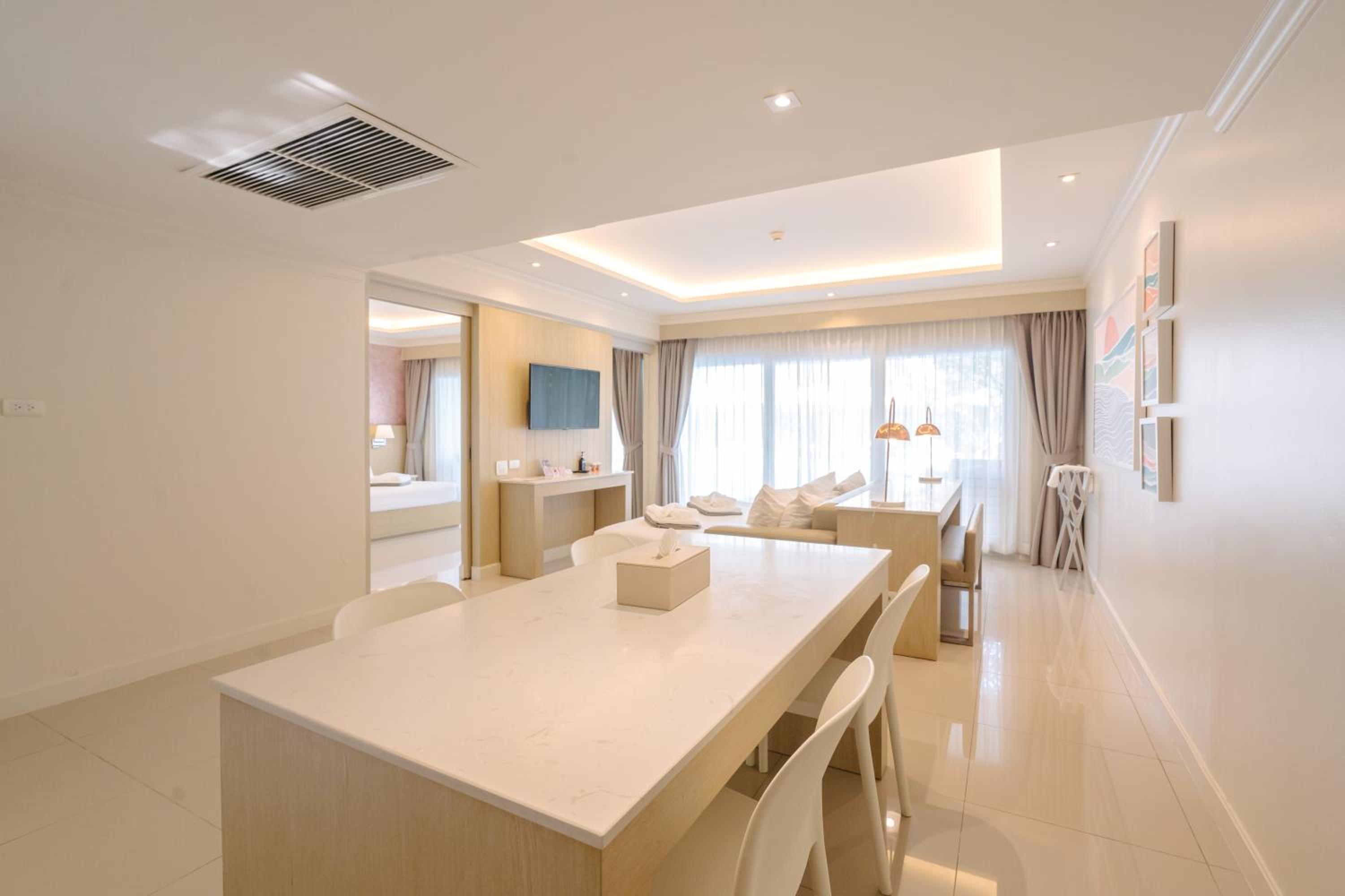Suite with Spa Bath - Photo 13