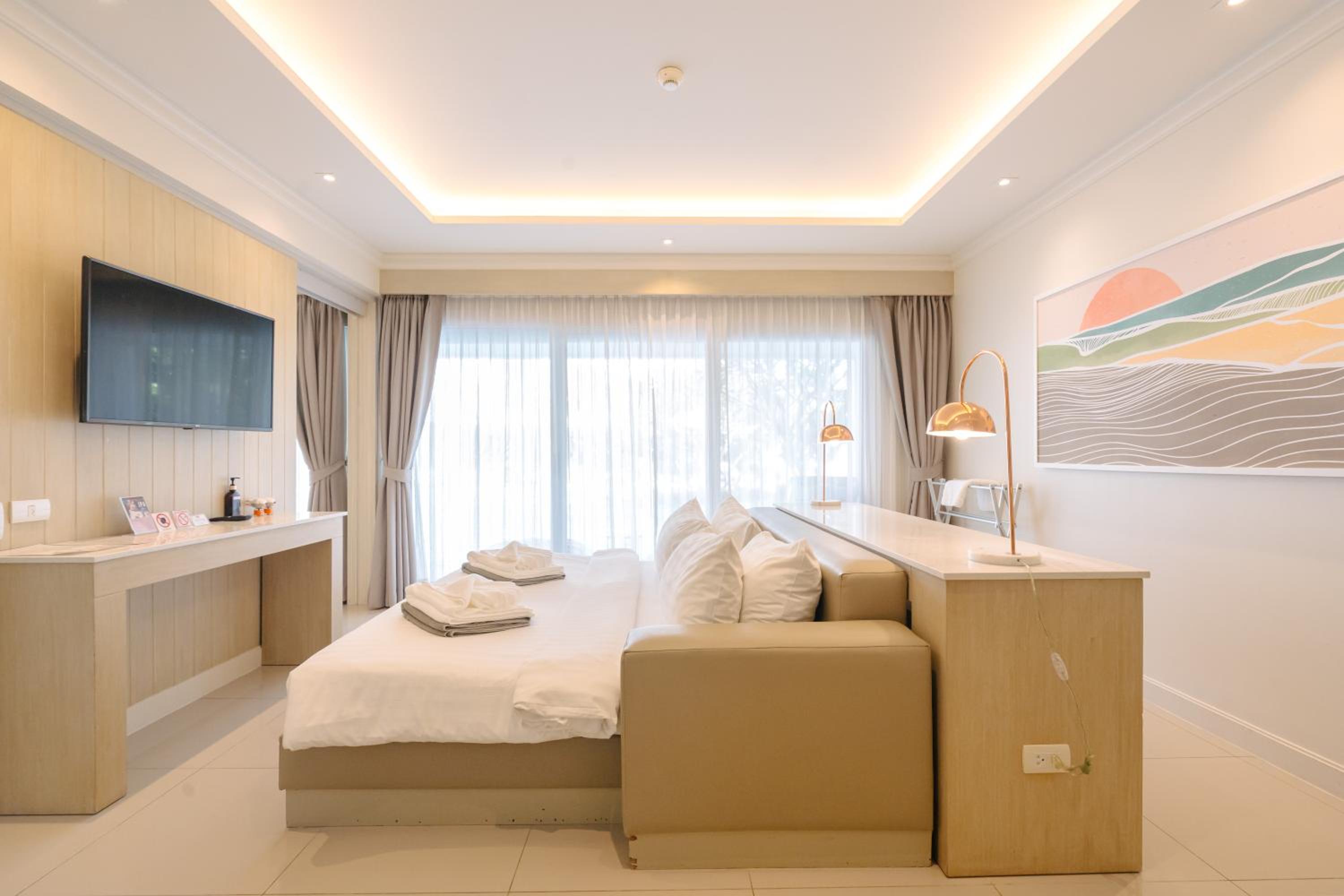 Suite with Spa Bath - Photo 10