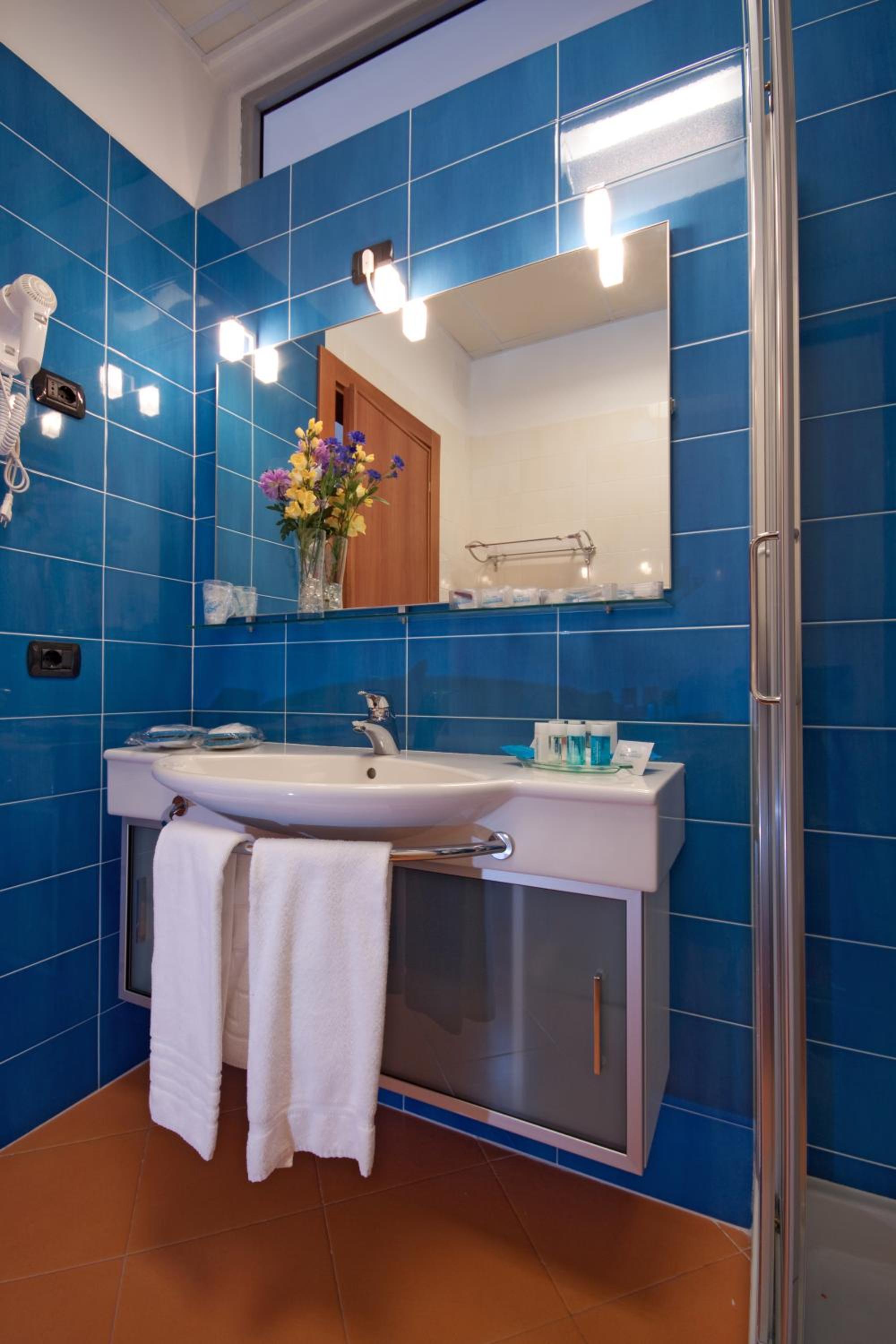 Double Room with Sea View - Photo 6