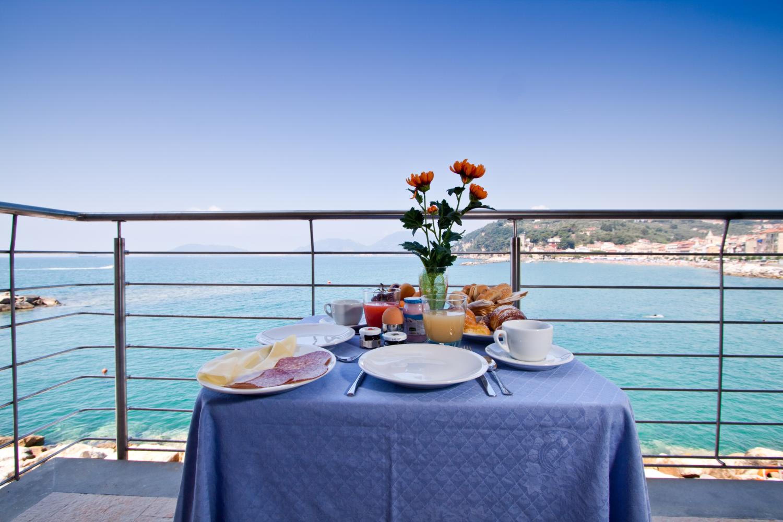 Double Room with Sea View - Photo 4
