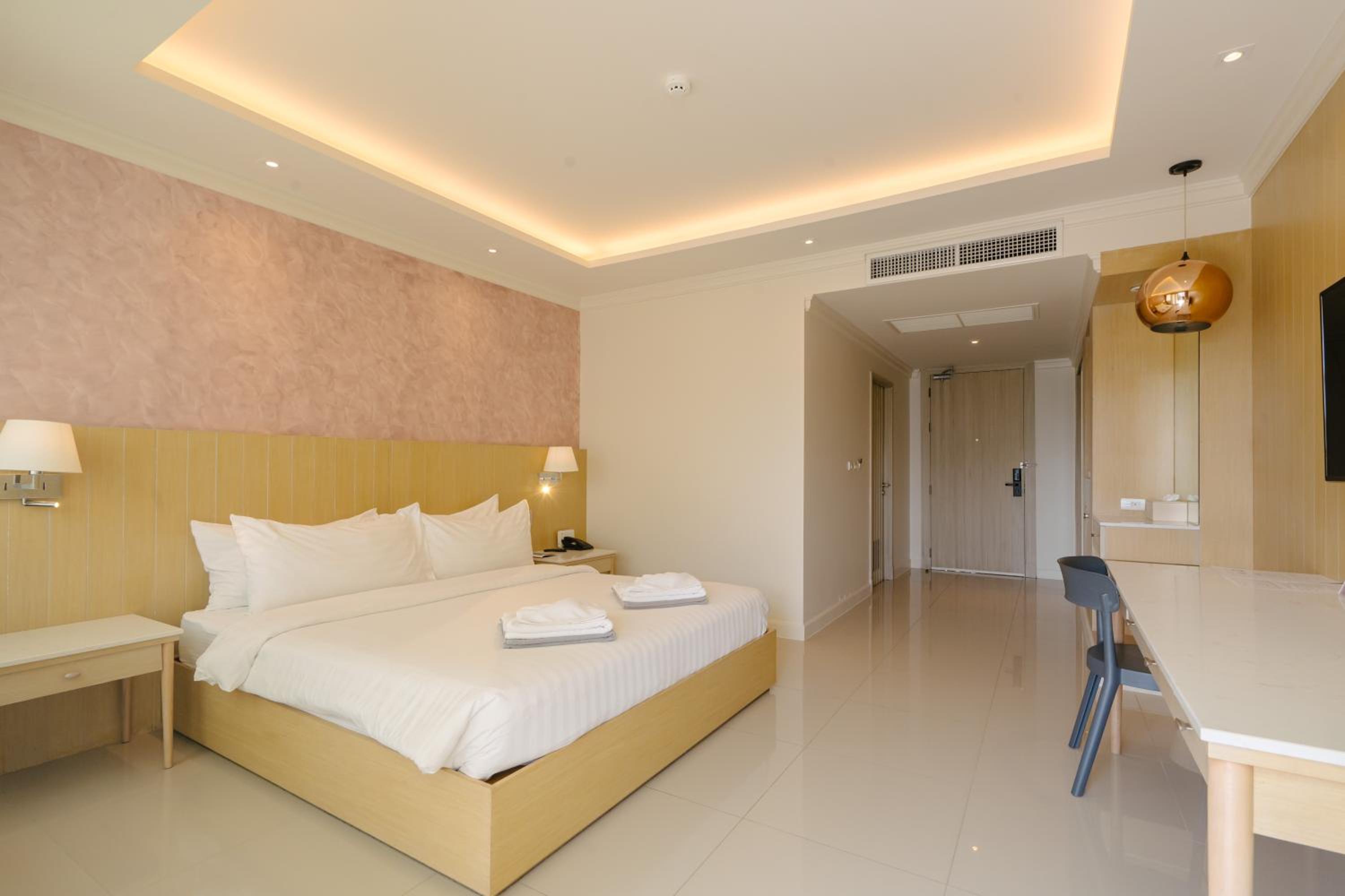 Deluxe Double Room with Direct Pool Access - Photo 5