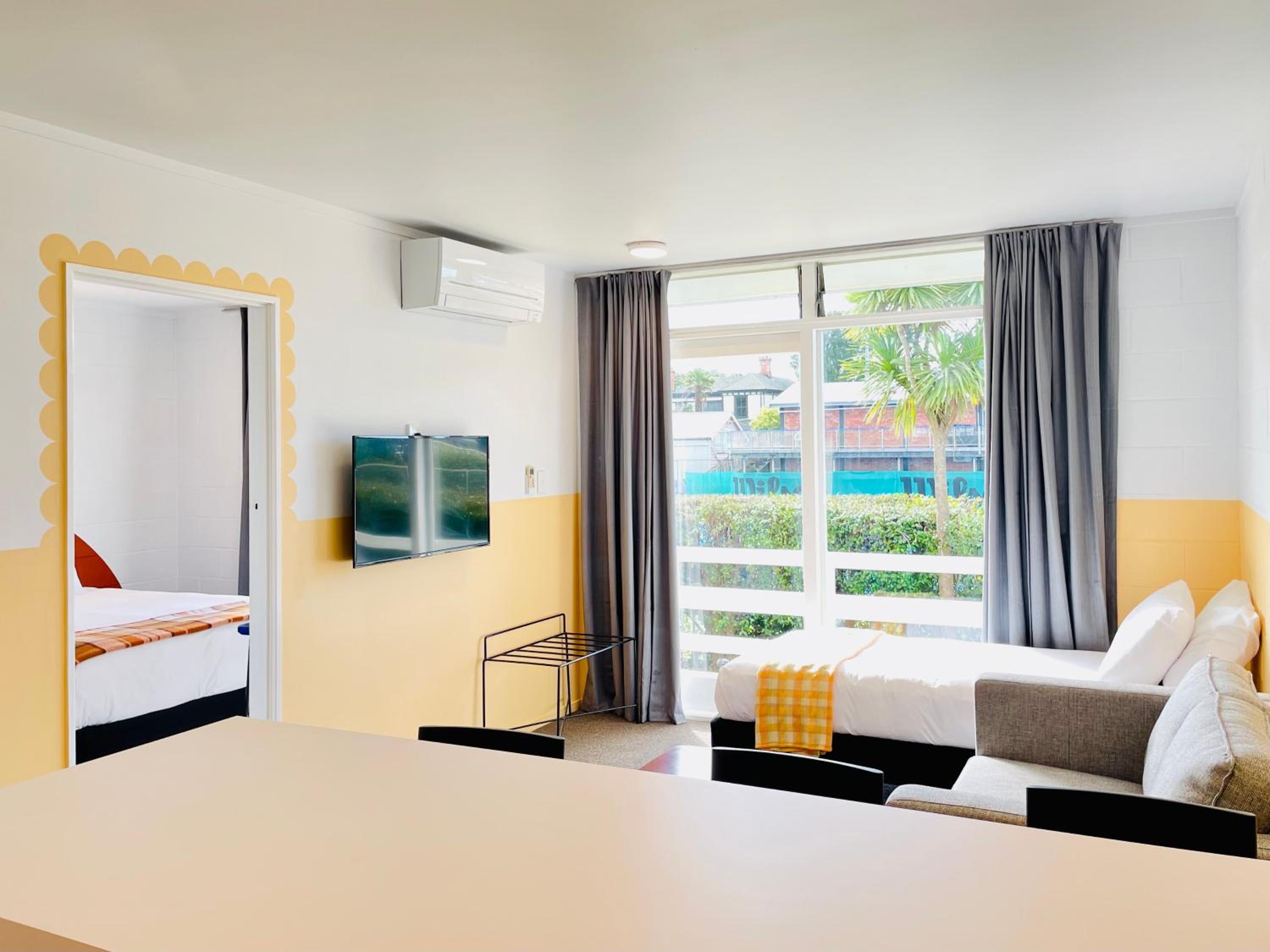 Deluxe Queen Suite