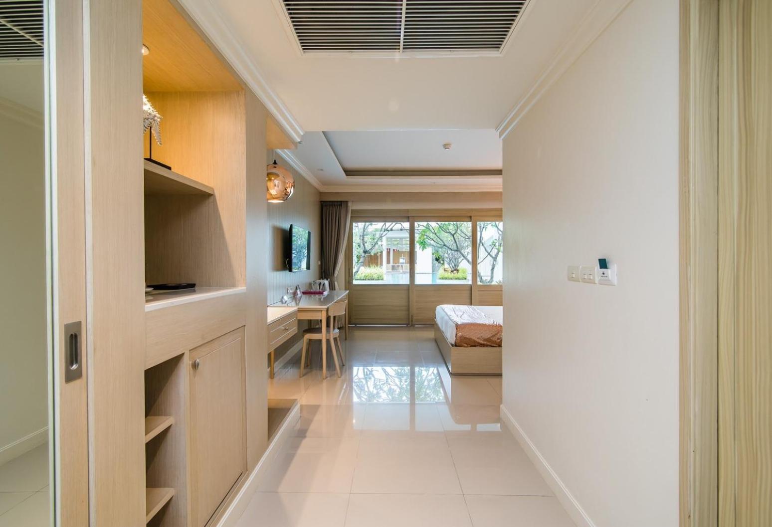 Deluxe Double Room with Direct Pool Access - Photo 13