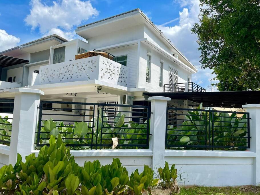 Five-Bedroom House photo 1