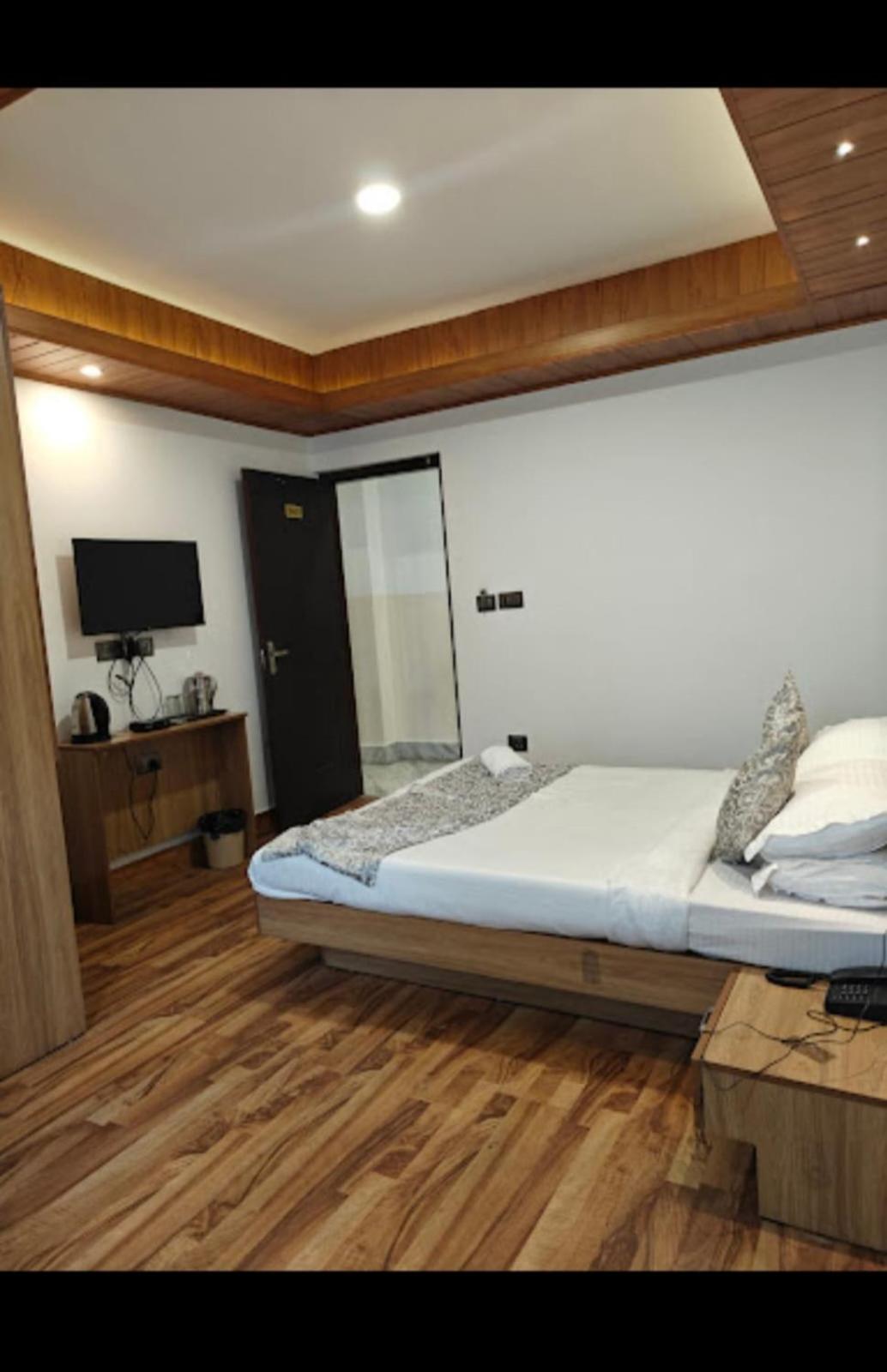 Deluxe Double Room (2 Adults + 1 Child)