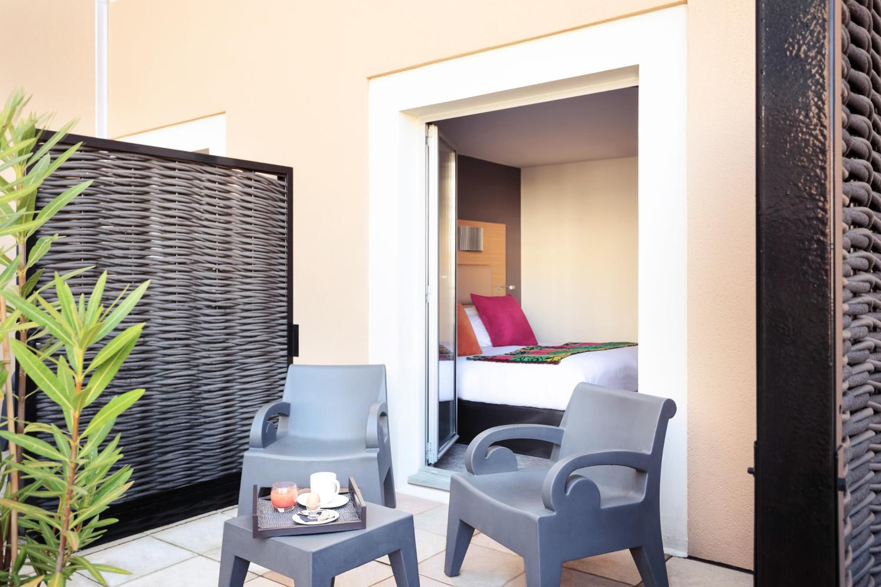 Deluxe Double Room With Terrace And Pool View