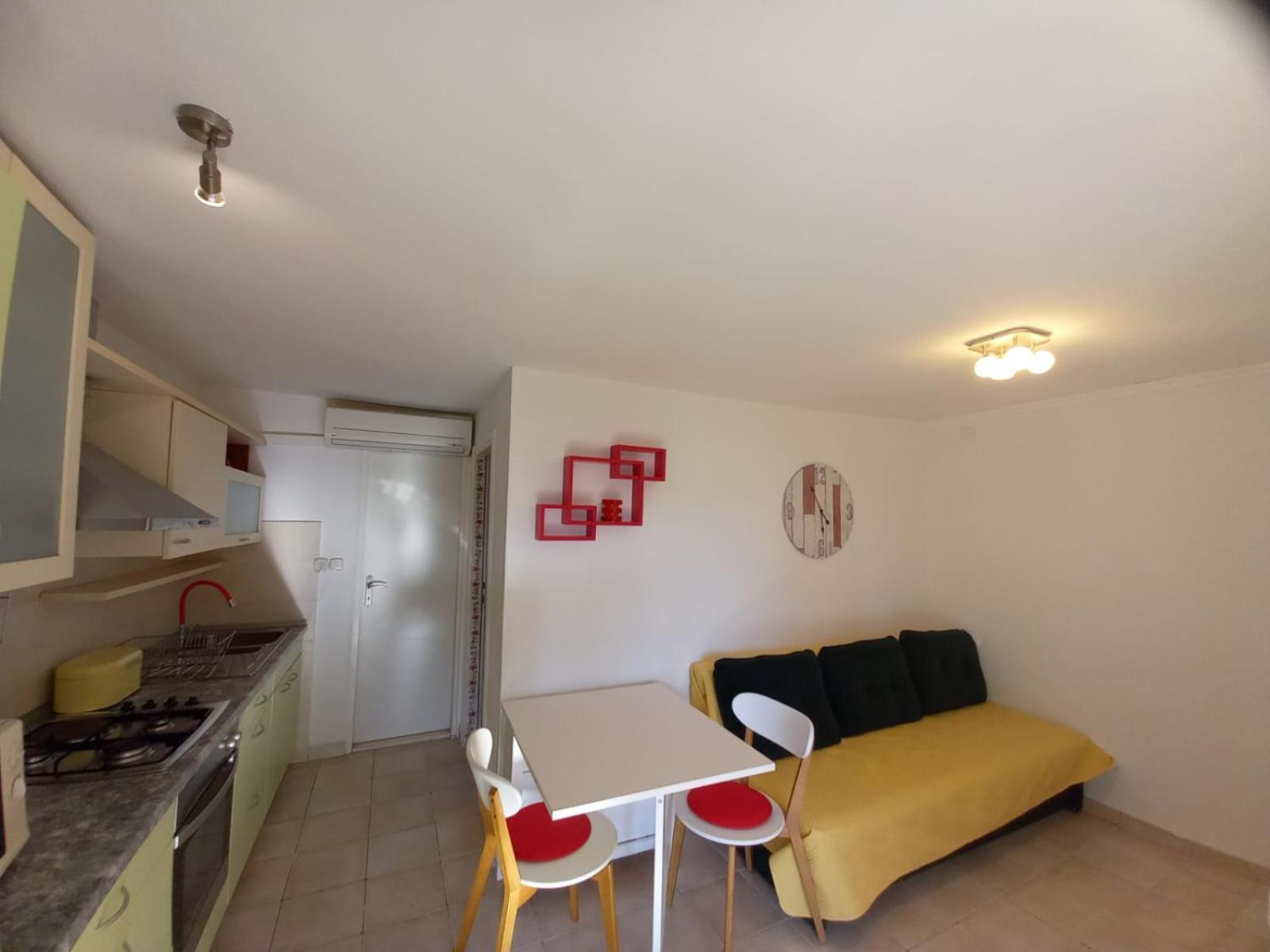 One-Bedroom Apartment photo 2