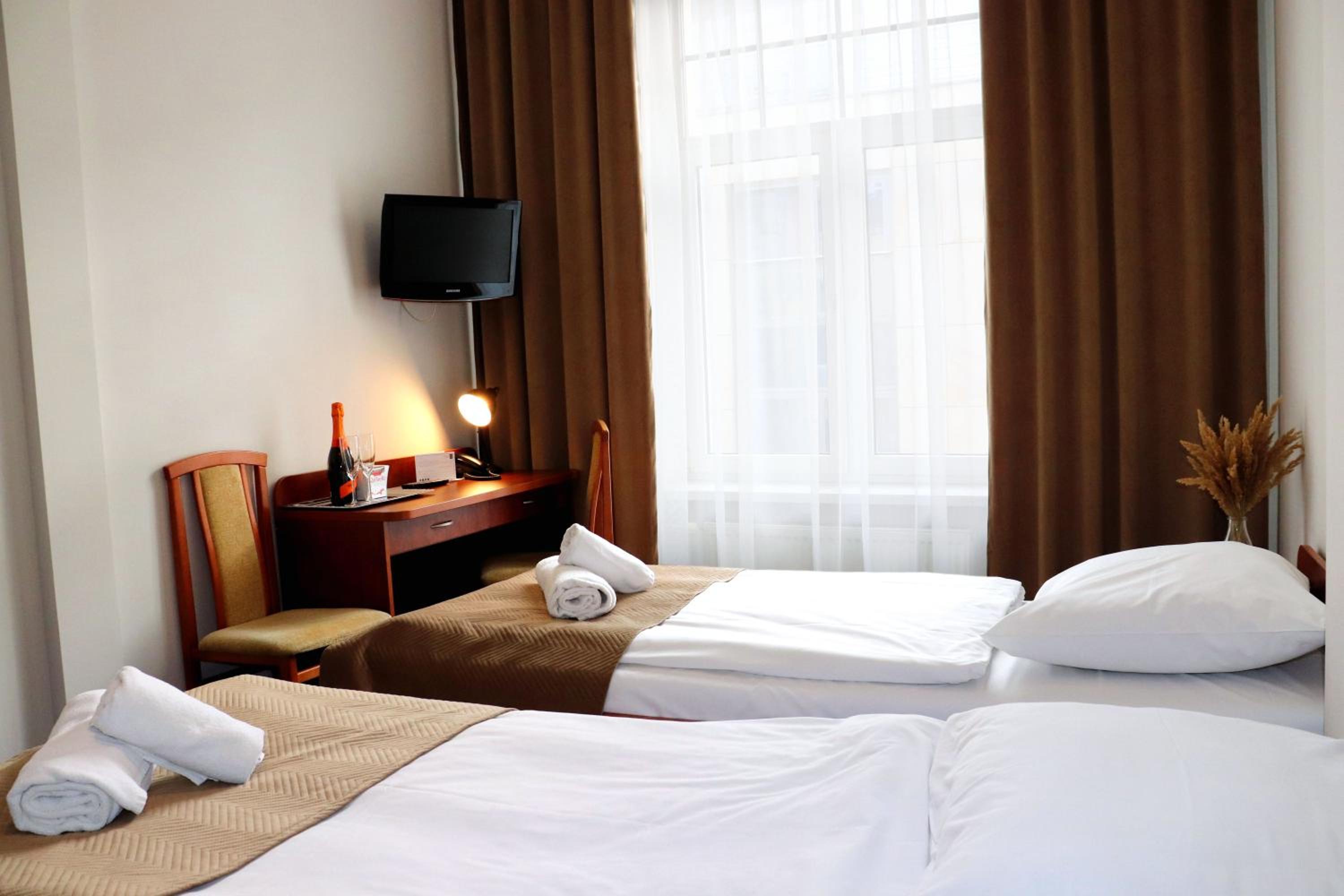 Twin Room - Photo 7