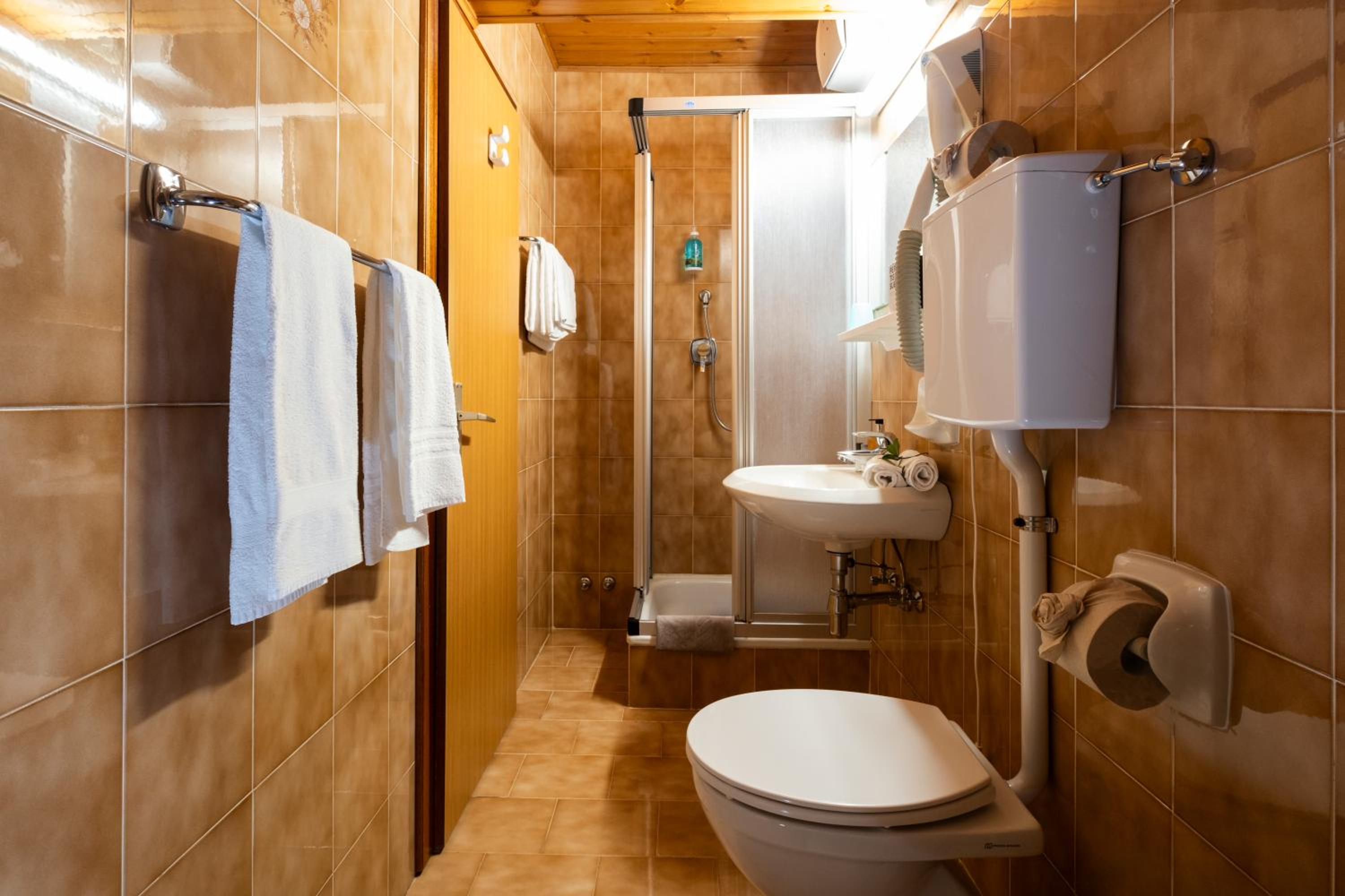 Standard Double Room - Photo 3