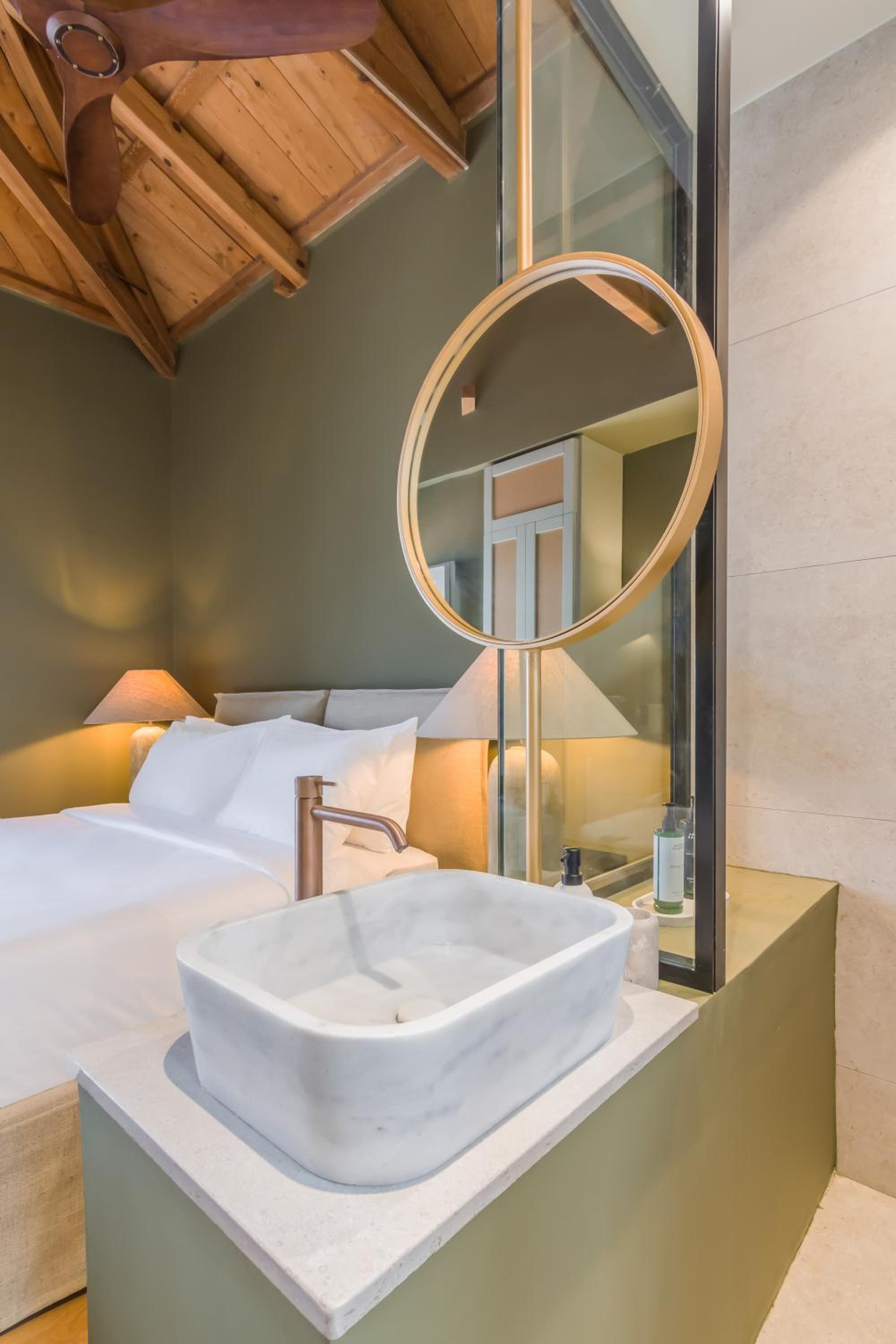 Elegant Balcony Room - Photo 5