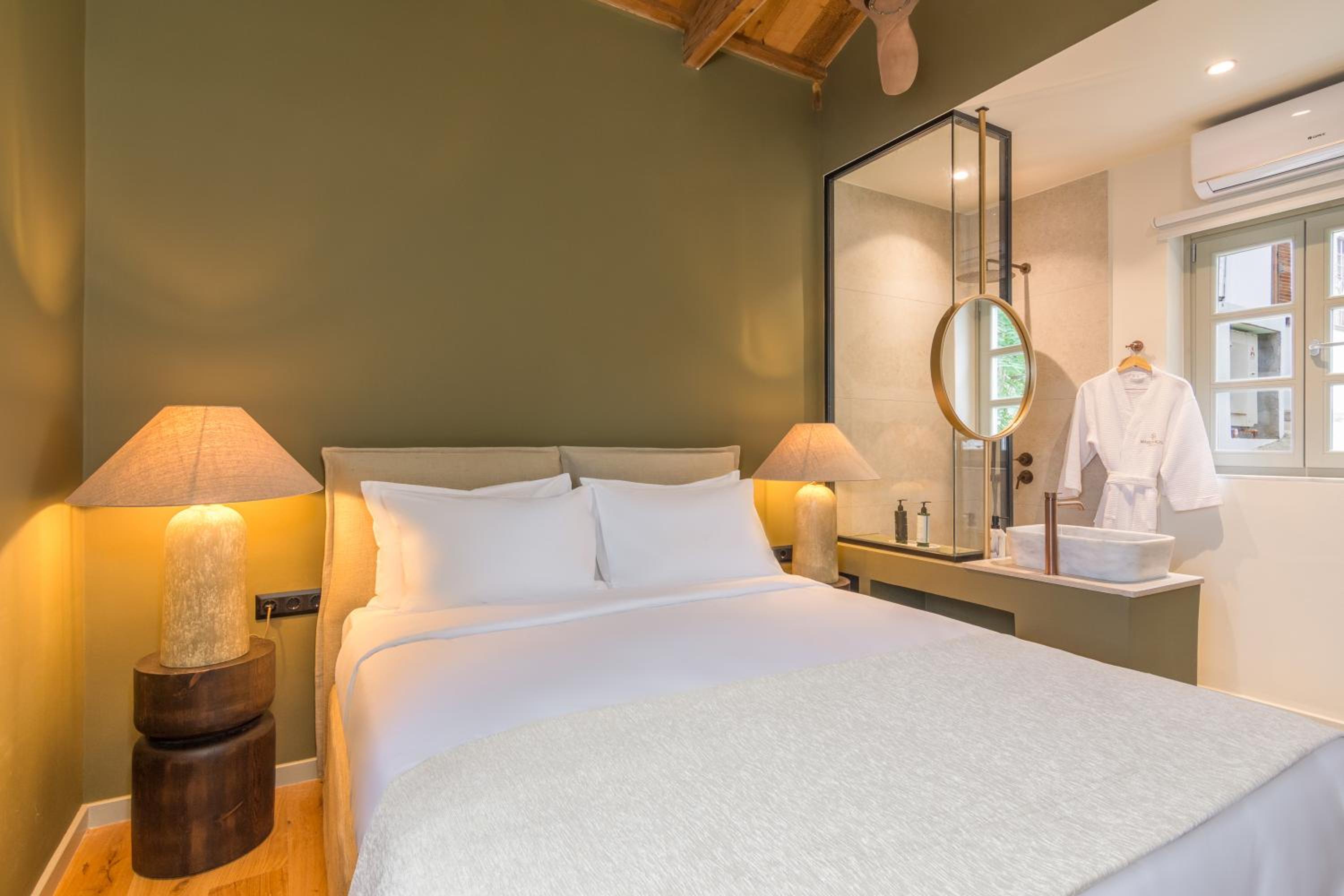 Elegant Balcony Room - Photo 2