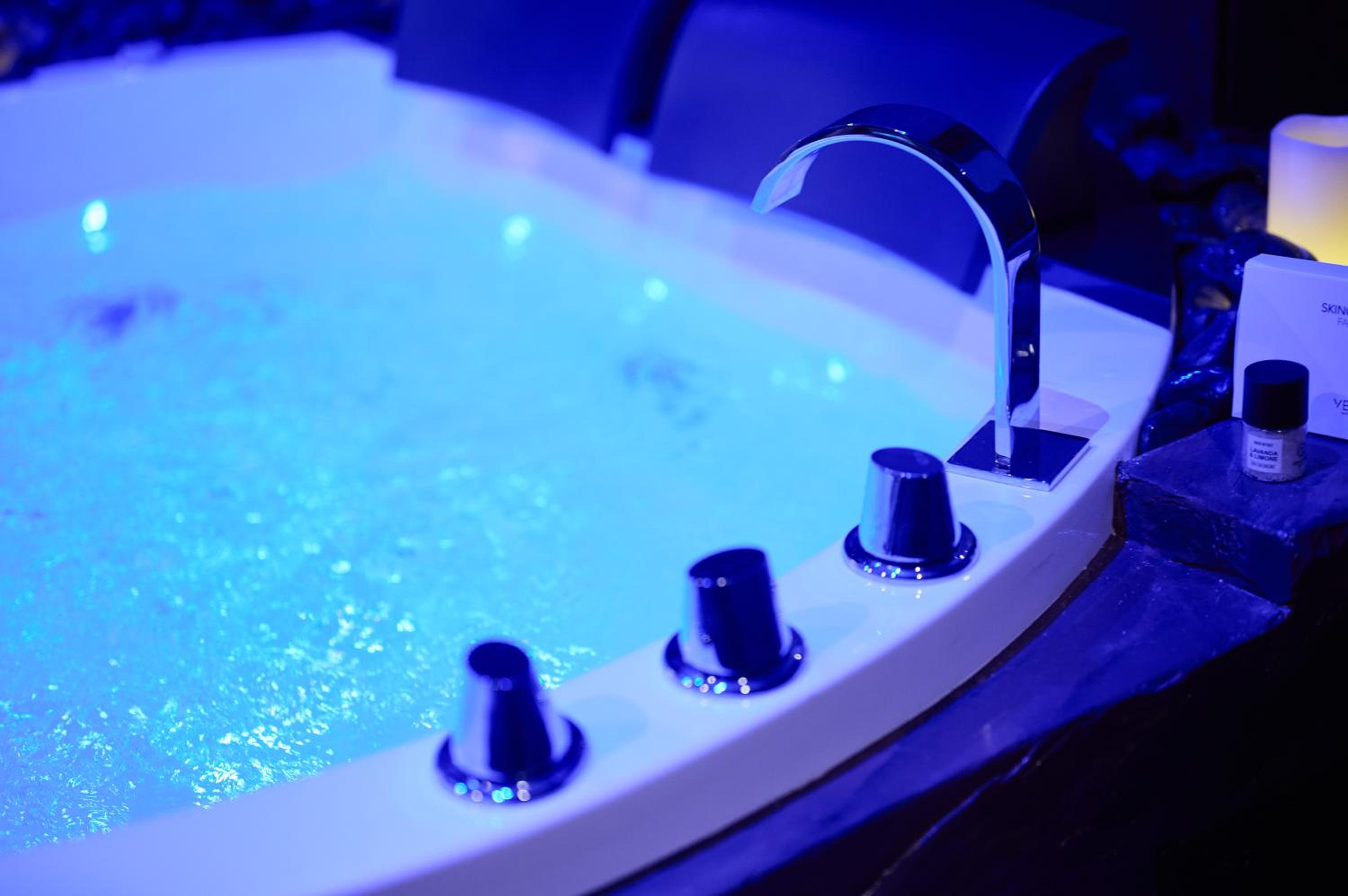 Queen Room with Spa Bath photo 3