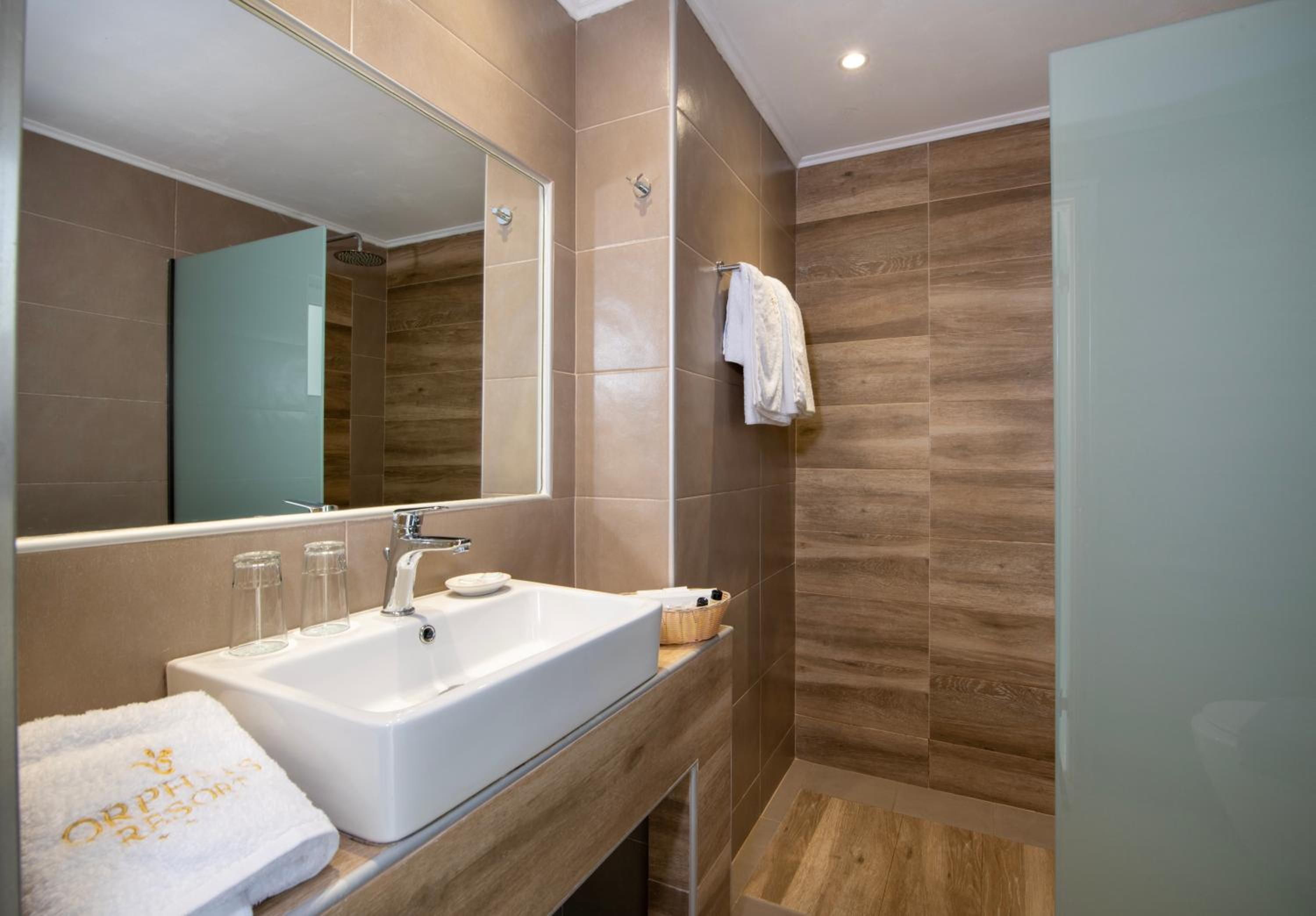 Double Room with Spa Bath photo 3