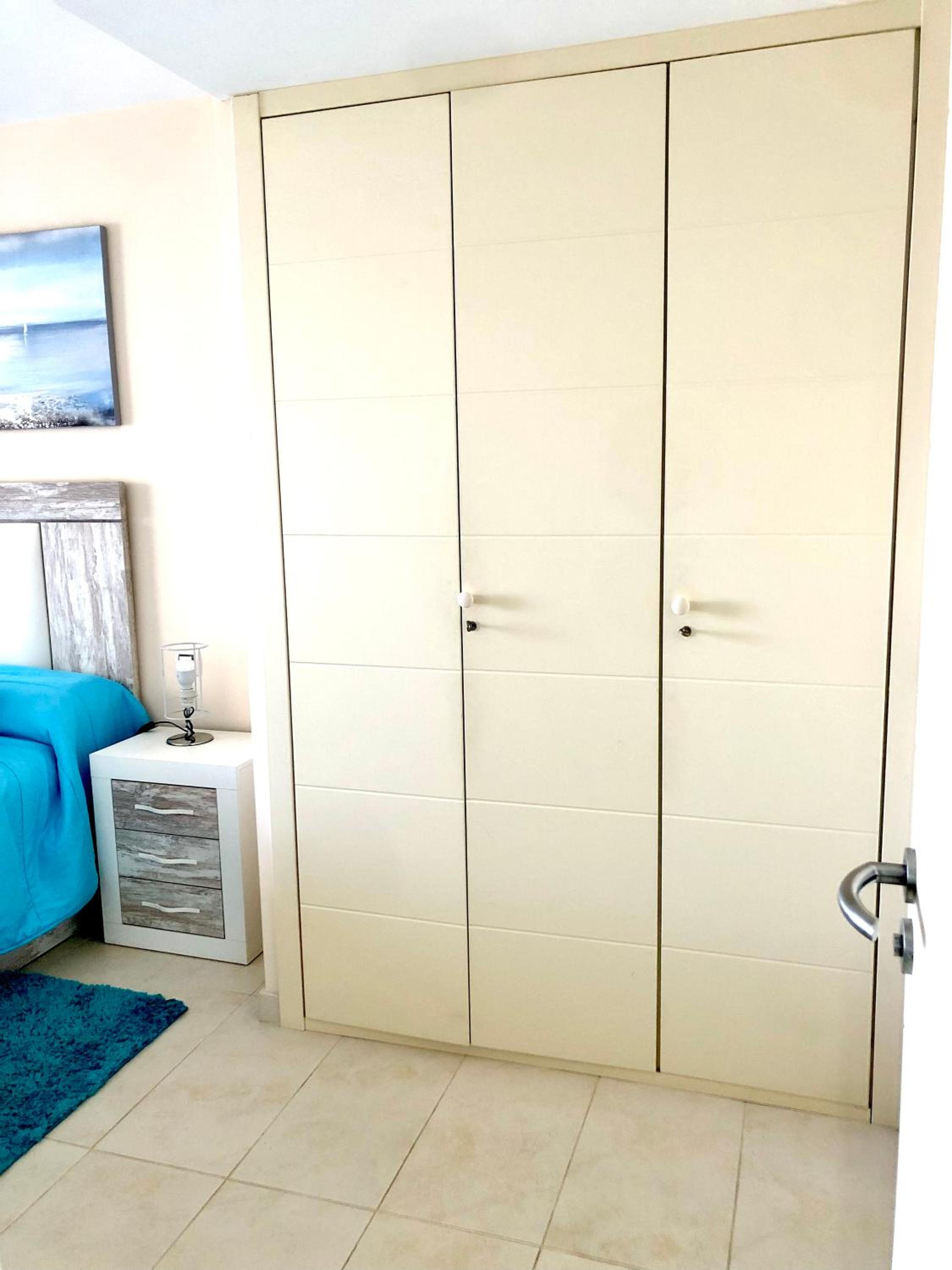 Apartamento de dos habitaciones con balcón y vista al mar