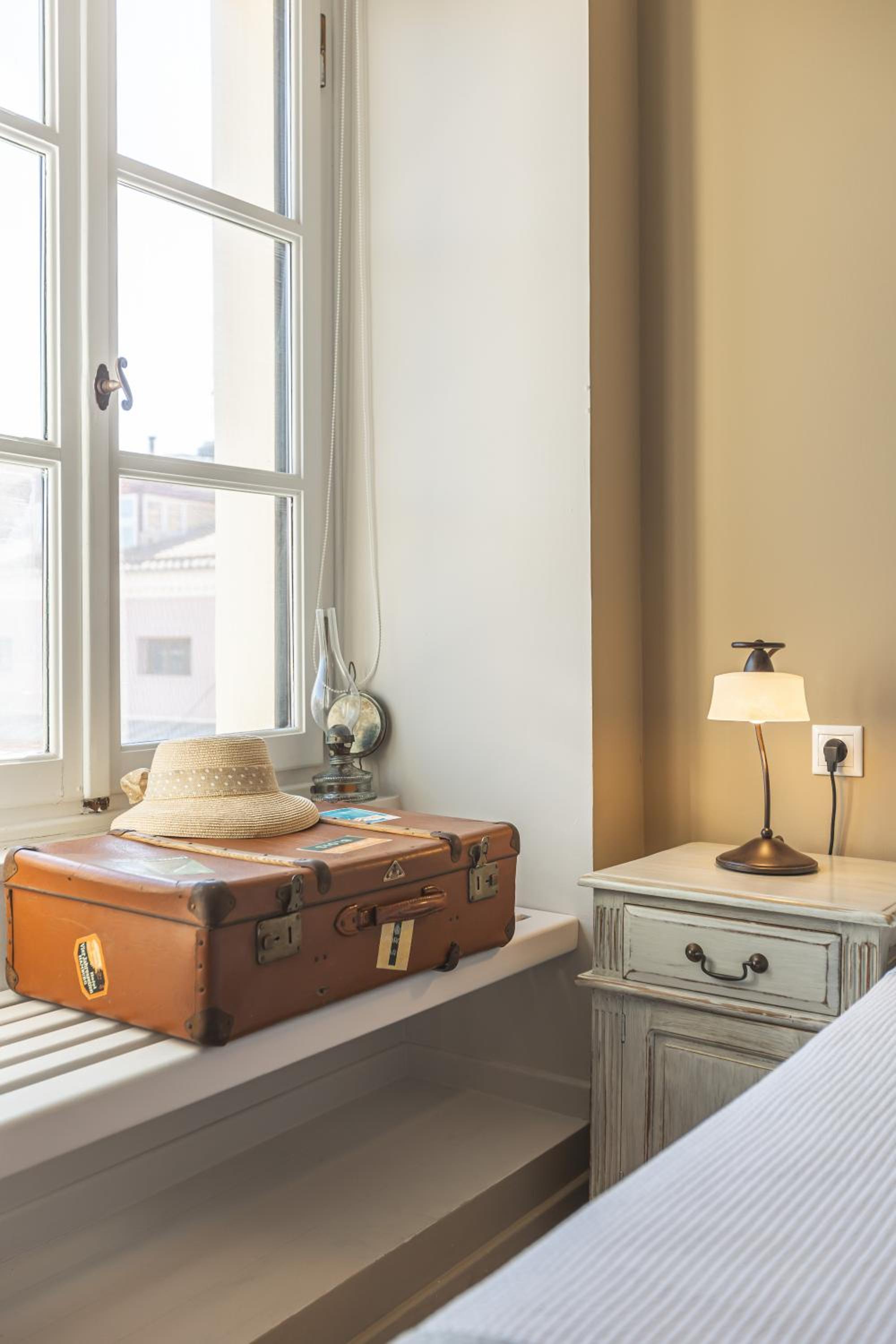 Standard Twin Room - Photo 9
