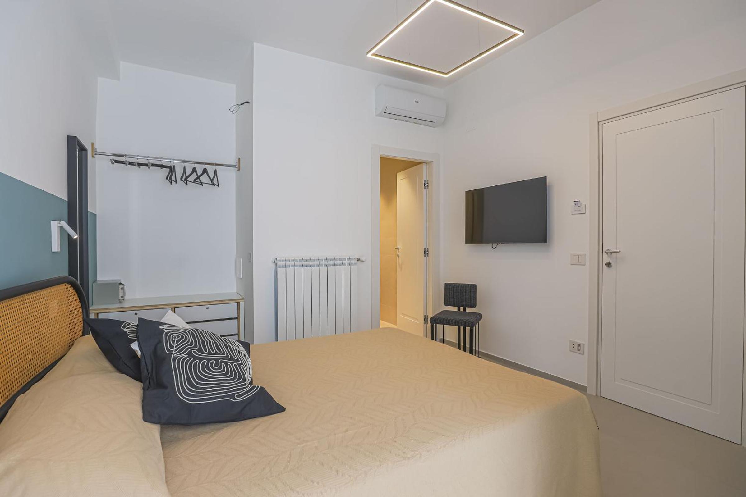 Deluxe Double Room with Balcony photo 2