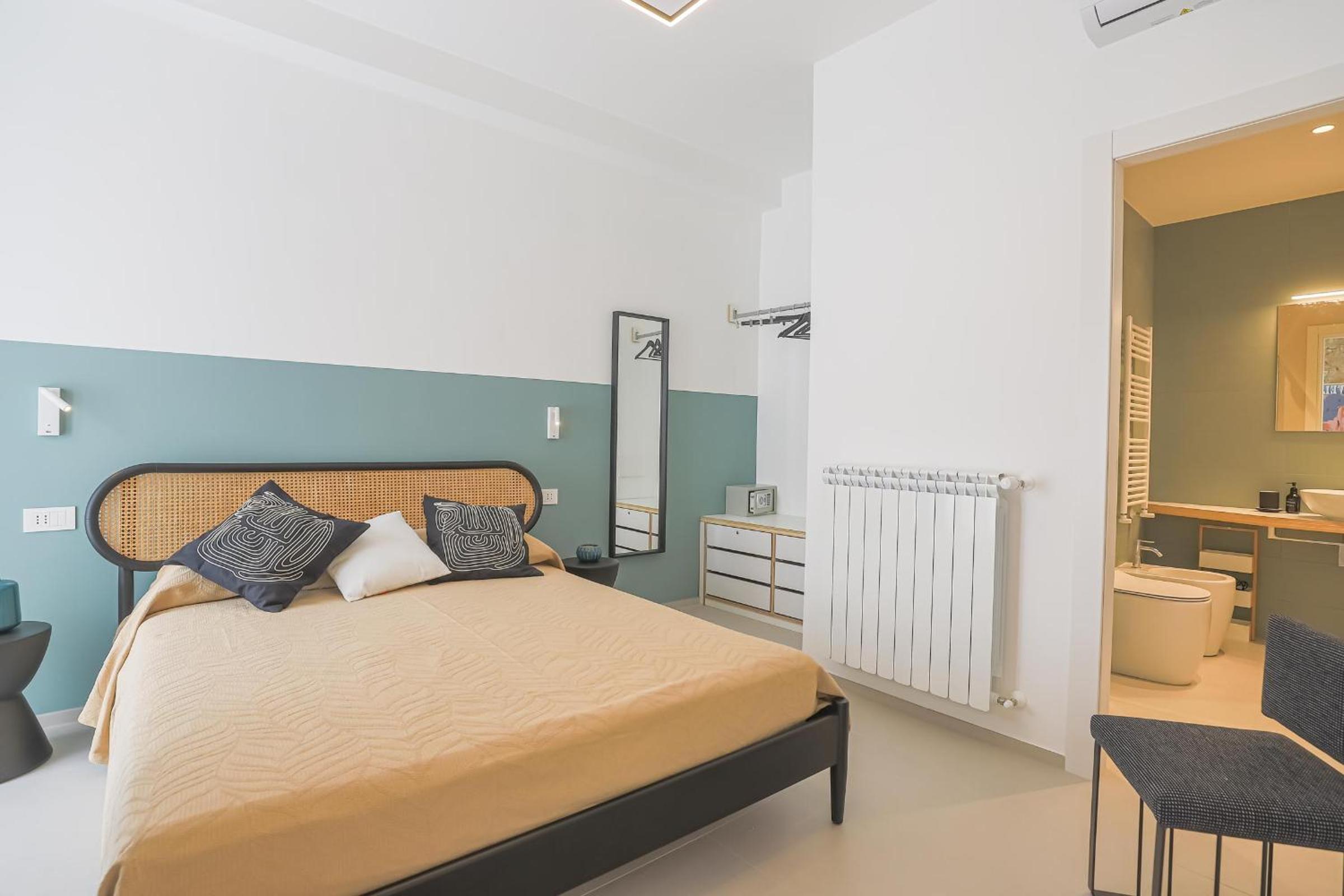 Deluxe Double Room with Balcony photo 3