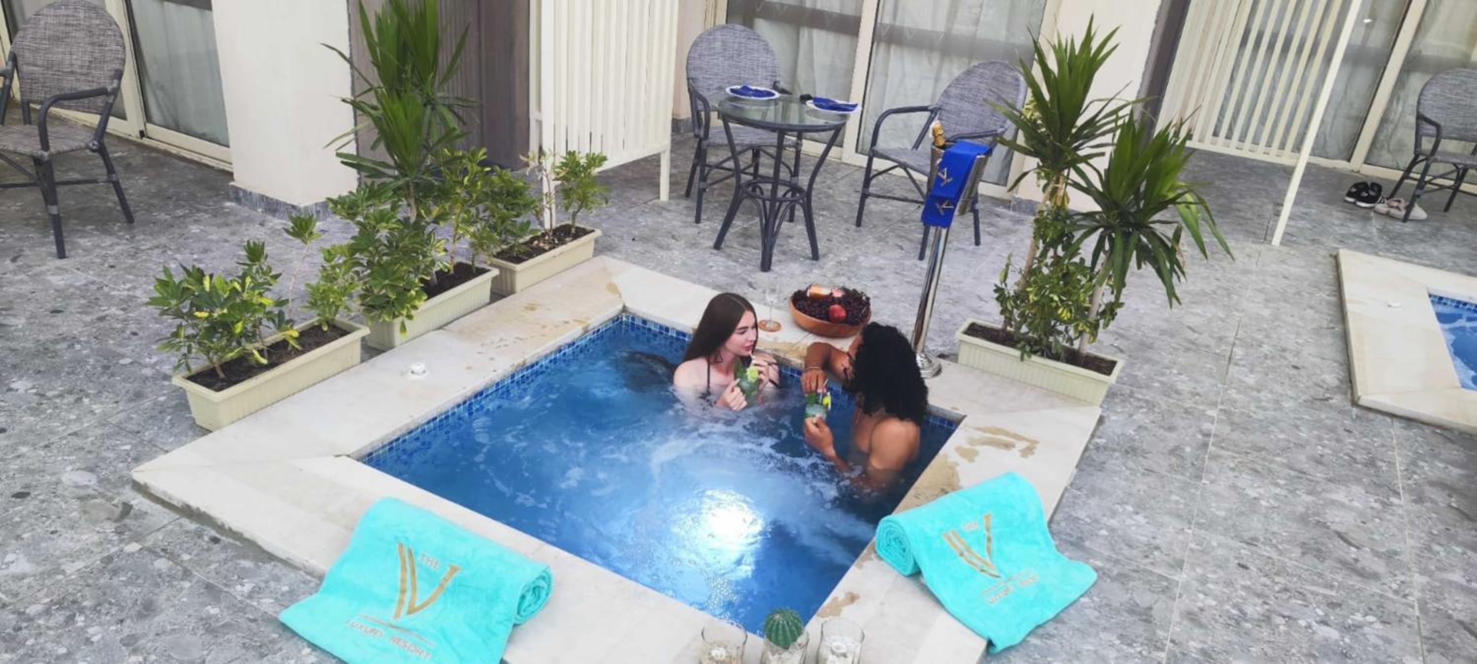 Deluxe Jacuzzi Room Adults +16