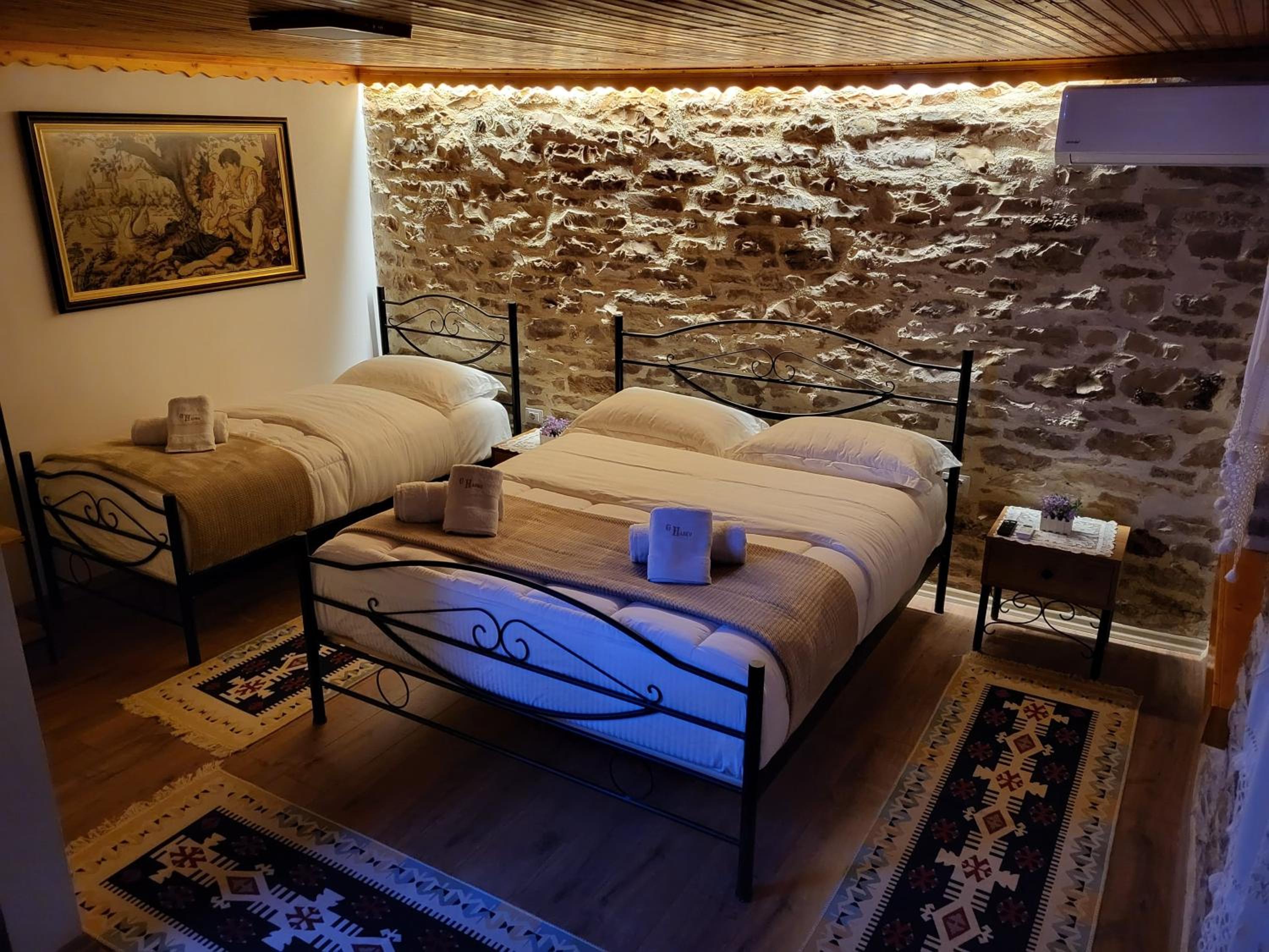Deluxe Double Room (2 Adults + 1 Child)
