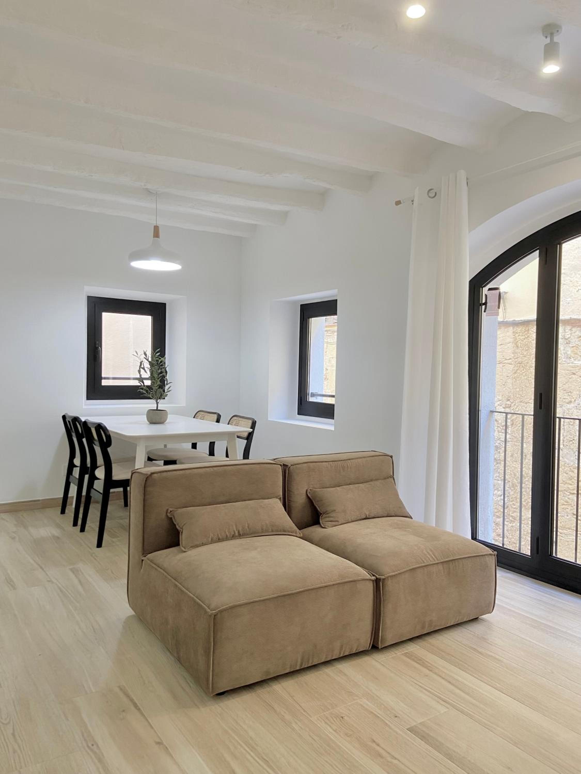 Apartamento de lujo de dos habitaciones con balcón