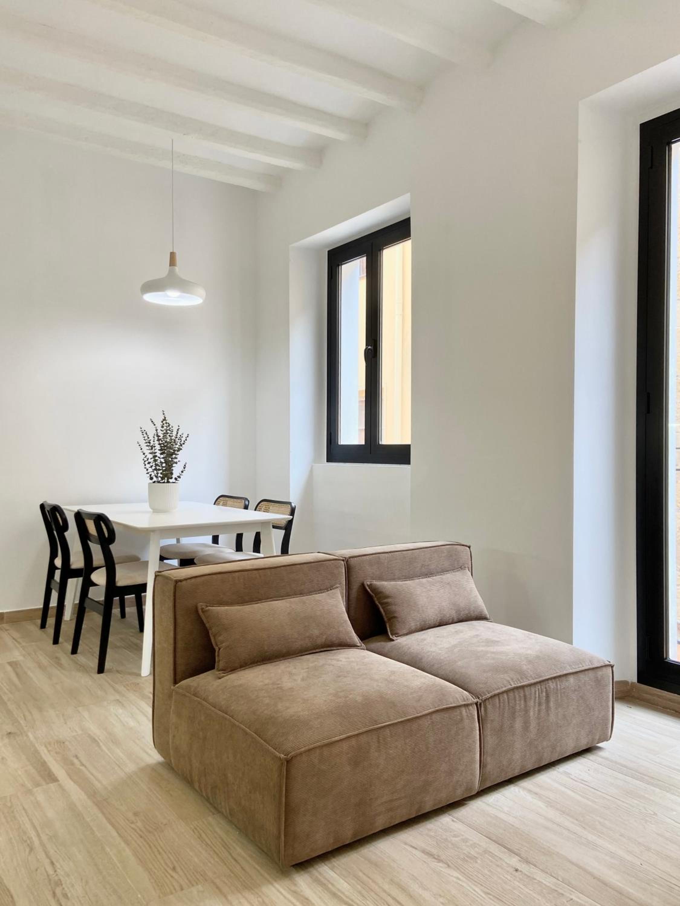 Apartamento de lujo de dos habitaciones con balcón