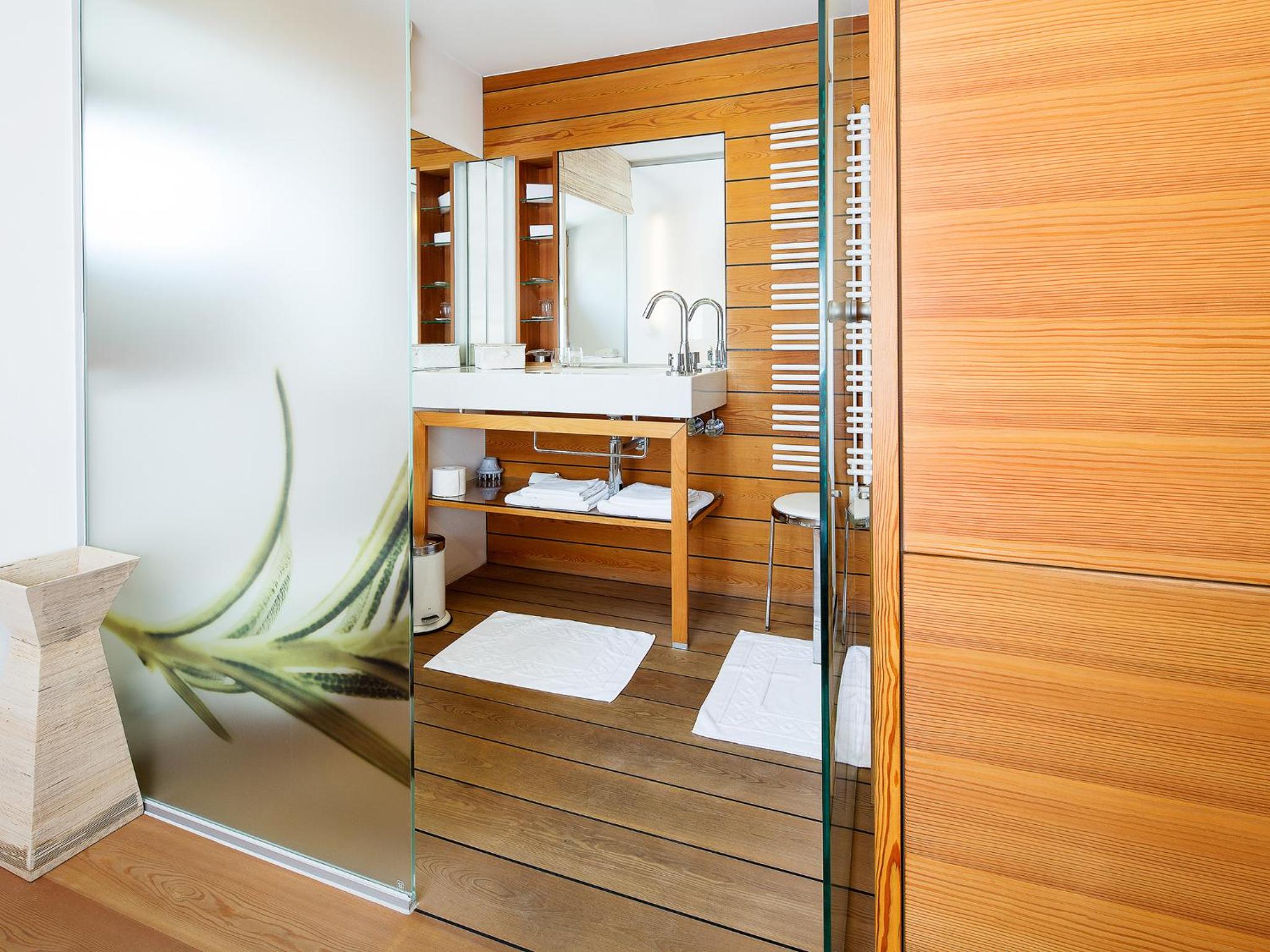 Deluxe Double Room (2 Adults + 1 Child) photo 2